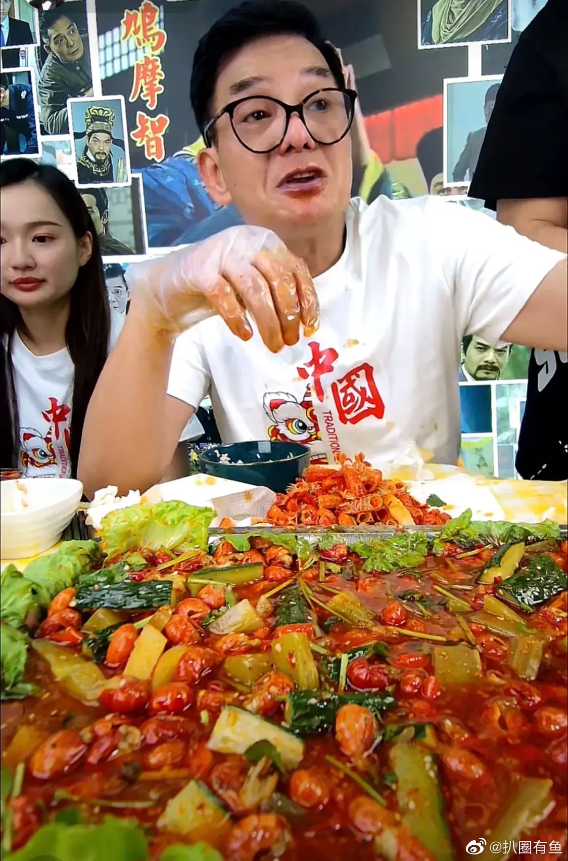 李国麟带货直播食小龙虾劲博命。（微博图片）