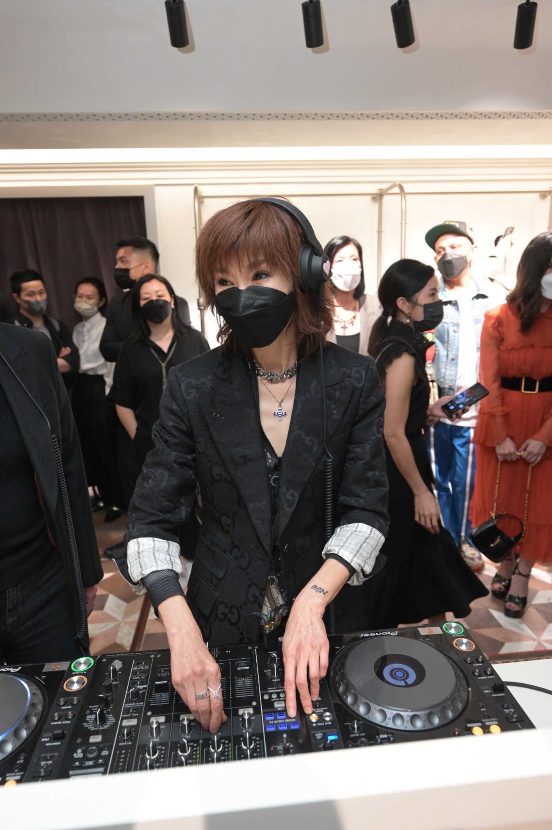 張曼玉以特別嘉賓身份驚喜登出席時裝品牌活動全黑出場做DJ打碟