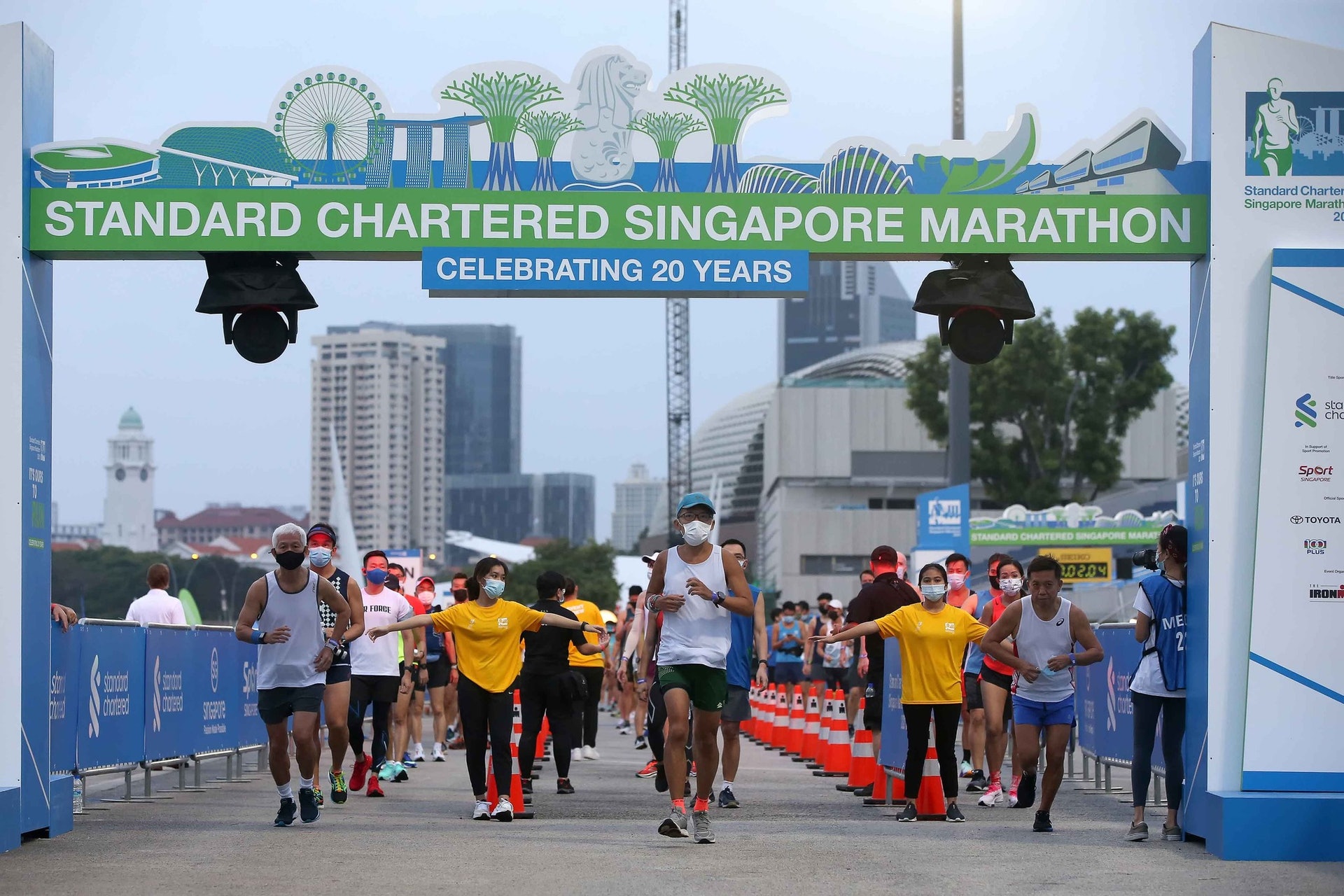 去年的新加坡渣马要分批起步。 （Standard Chartered Singapore Marathon Facebook）