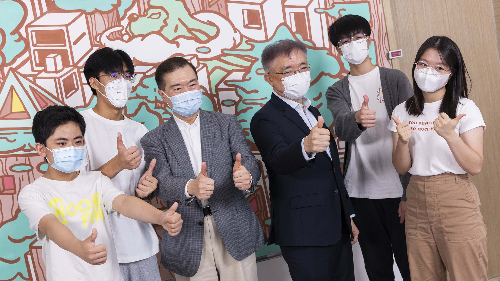左起:陳瑞祺(喇沙)小學蔡濱駿同學、荔景天主教中學司徒元皓同學、原香港數碼港主席及香港創科展評審委員林家禮博士、香港創新基金及信和集團創新聯席董事楊孟璋先生、萬鈞伯裘書院陳俊明同學、聖士提反女子中學關恩莛同學。 左起:陳瑞祺(喇沙)小學蔡濱駿同學、荔景天主教中學司徒元皓同學、原香港數碼港主席及香港創科展評審委員林家禮博士、香港創新基金及信和集團創新聯席董事楊孟璋先生、萬鈞伯裘書院陳俊明同學、聖士提反女子中學關恩莛同學。
