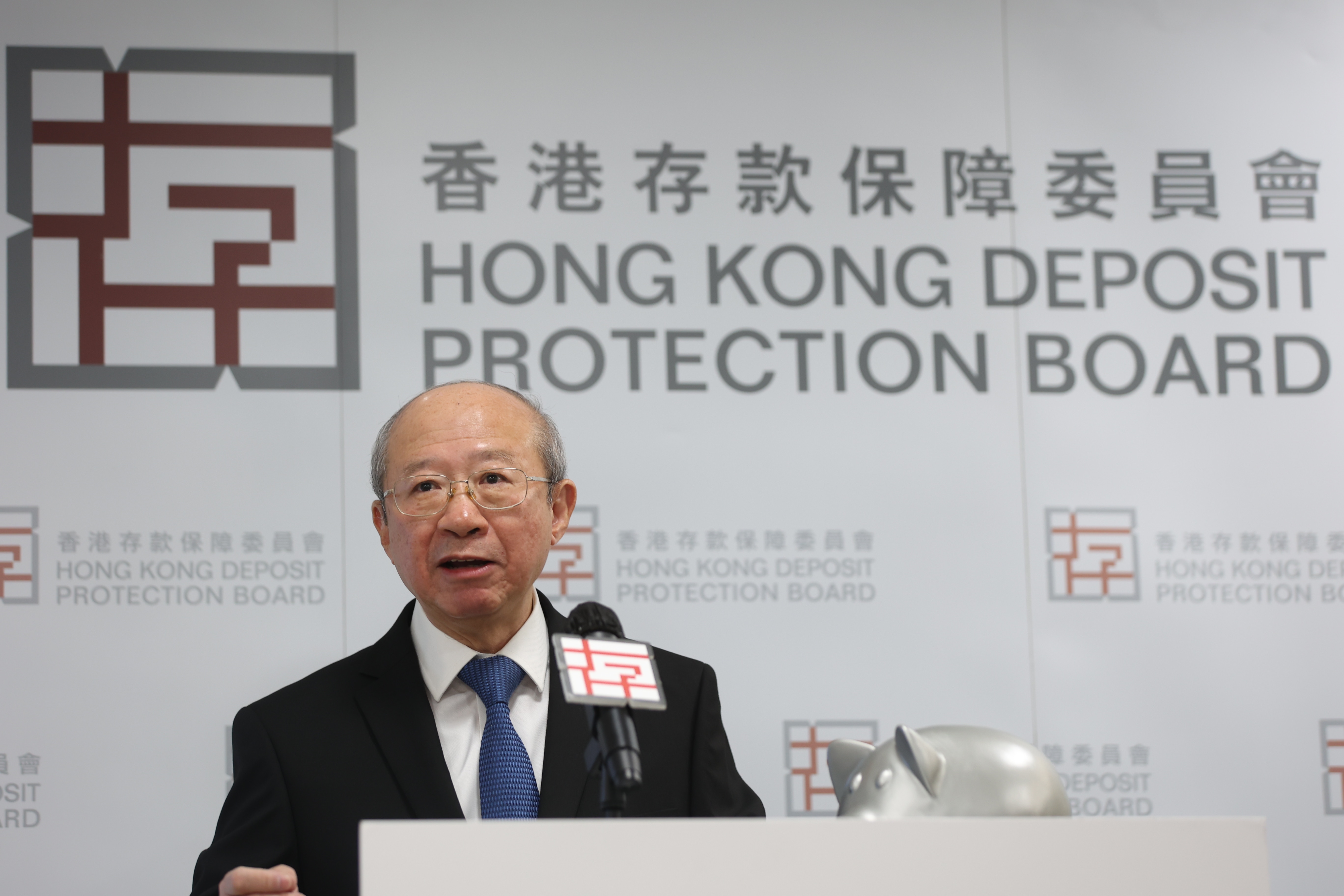 財庫局感謝即將卸任的許敬文過去六年帶領香港存款保障委員會和存款保障計劃的發展。（資料圖片/鄭子峰攝）