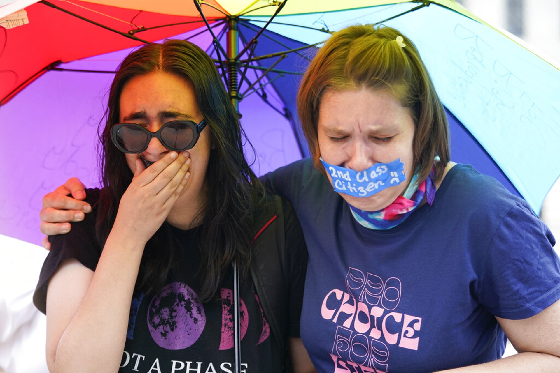 美国堕胎权：图为2022年6月24日，美国最高法院推翻「罗诉韦德案」裁决出炉后，两名支持堕胎权的社运人士在华盛顿的最高法院外难过得哭起来。 （AP）