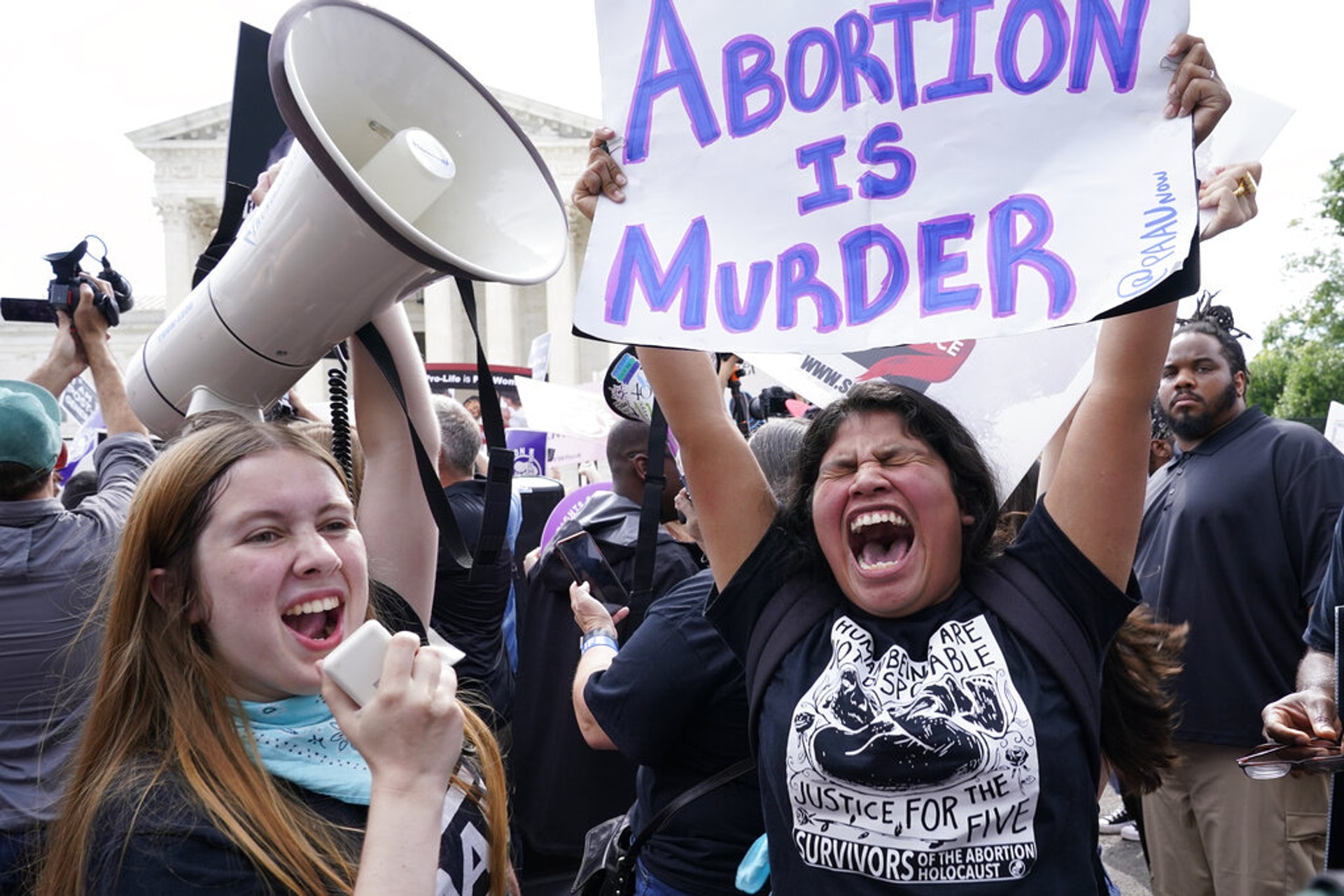 美国堕胎权：图为2022年6月24日，美国最高法院推翻「罗诉韦德案」裁决出炉后，反对堕胎的人在华盛顿的最高法院外聚集并庆祝。 （AP）