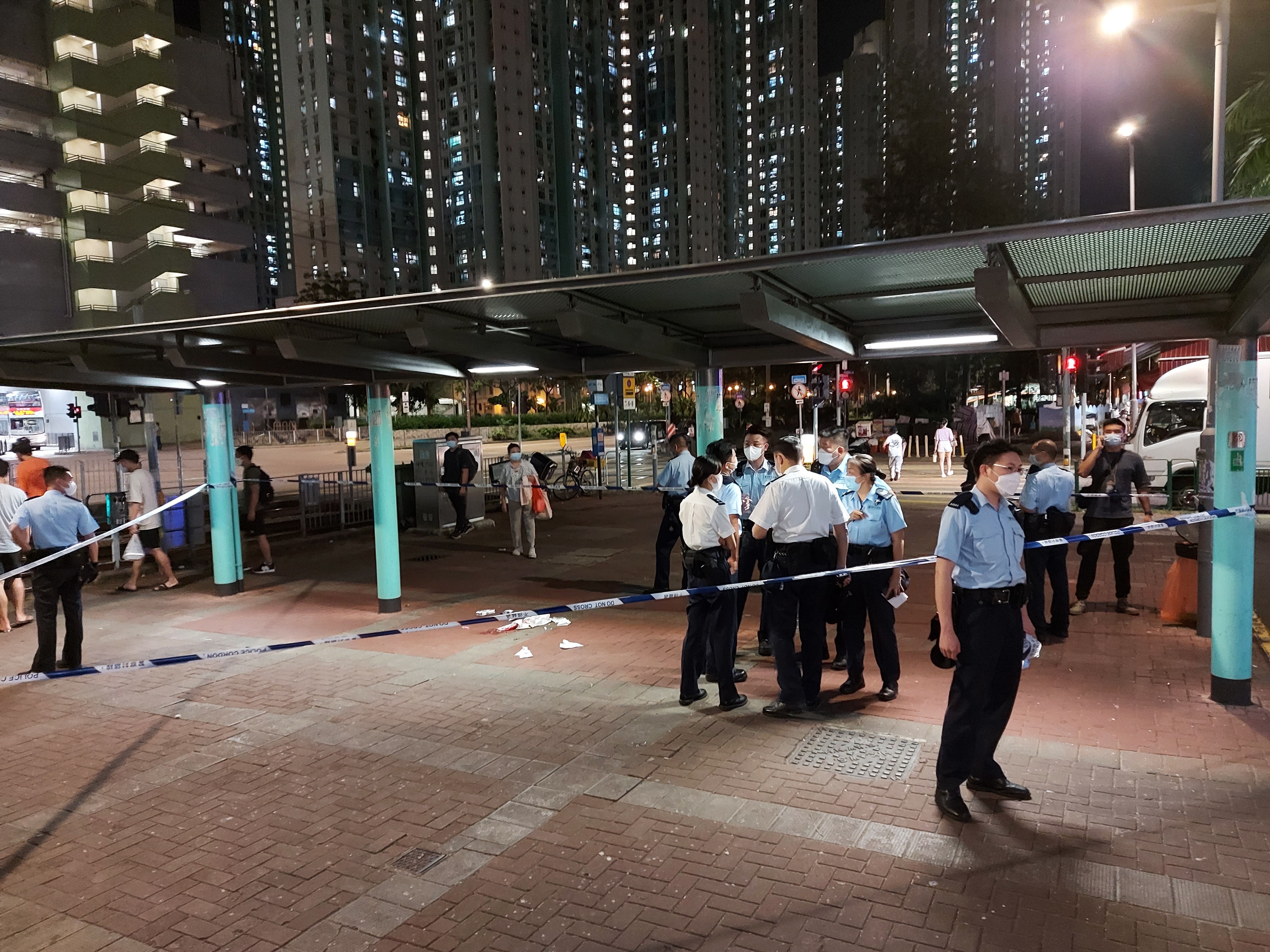 大批警員到場調查事件原因。（王譯揚攝）