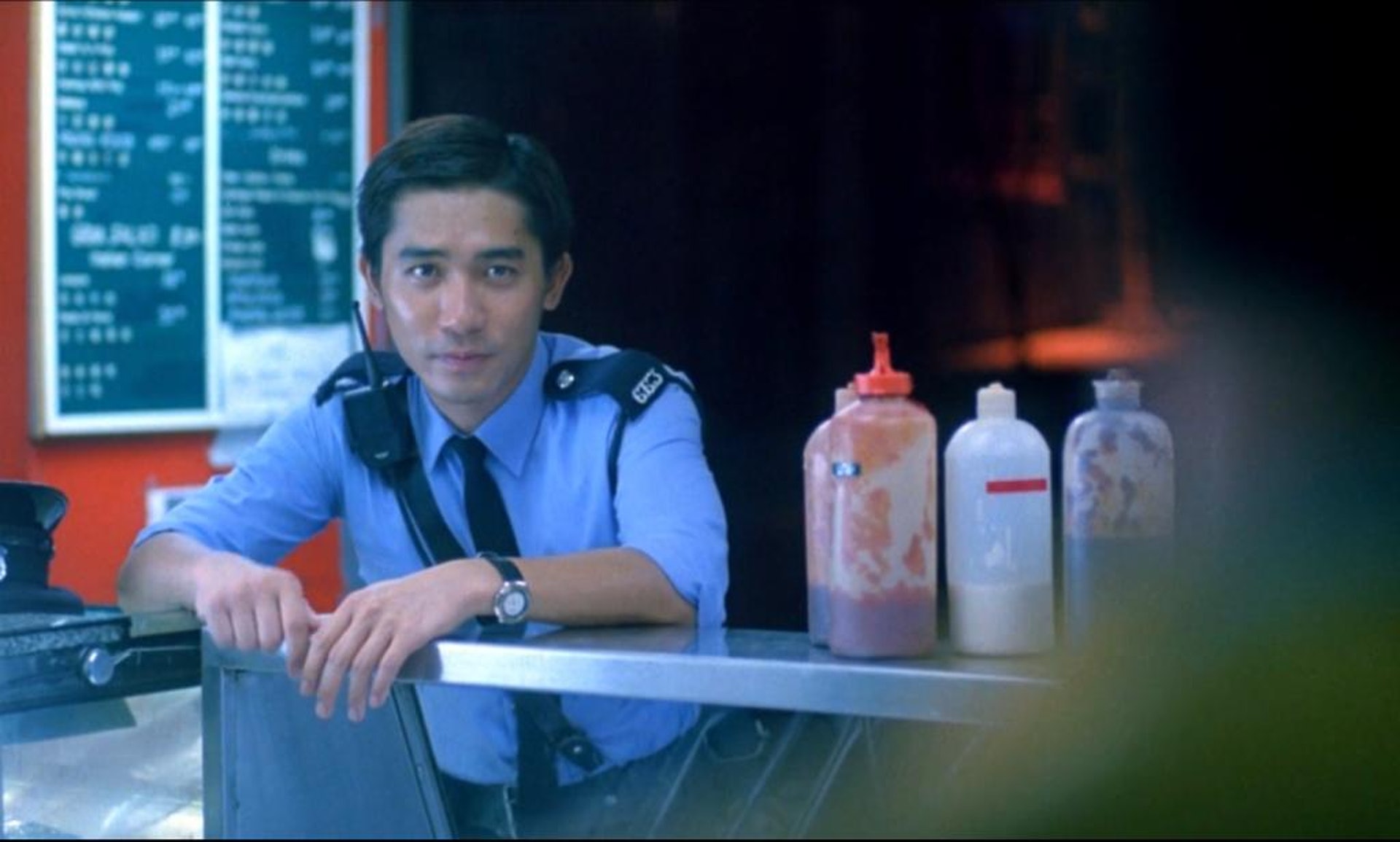 《重慶森林》適逢上映30周年,近日4K修復版於戲院舉行特別放映。(《重慶森林》電影截圖) 《重慶森林》適逢上映30周年,近日4K修復版於戲院舉行特別放映。(《重慶森林》電影截圖)