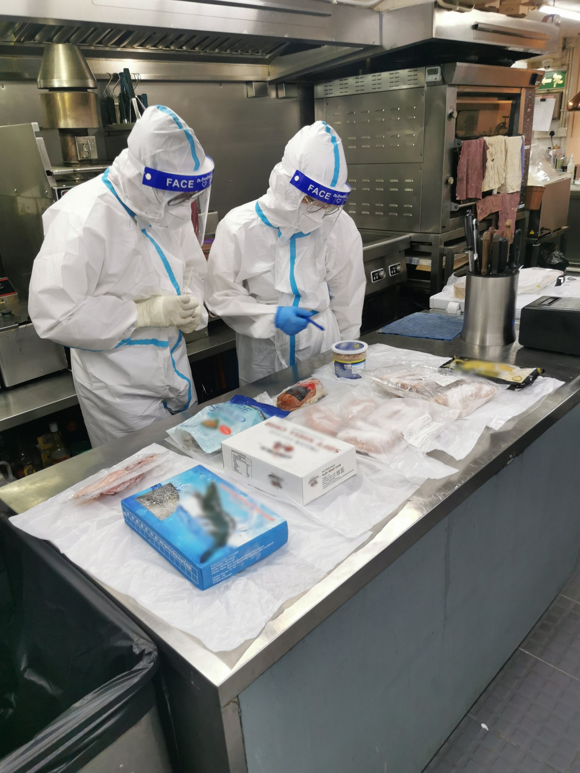 澳門司法警察局現場勘查人員在6月26日於發現新冠肺炎確診者的商鋪內各處採集環境樣本。(澳門政府新聞局Facebook專頁圖片) 澳門司法警察局現場勘查人員在6月26日於發現新冠肺炎確診者的商鋪內各處採集環境樣本。(澳門政府新聞局Facebook專頁圖片)