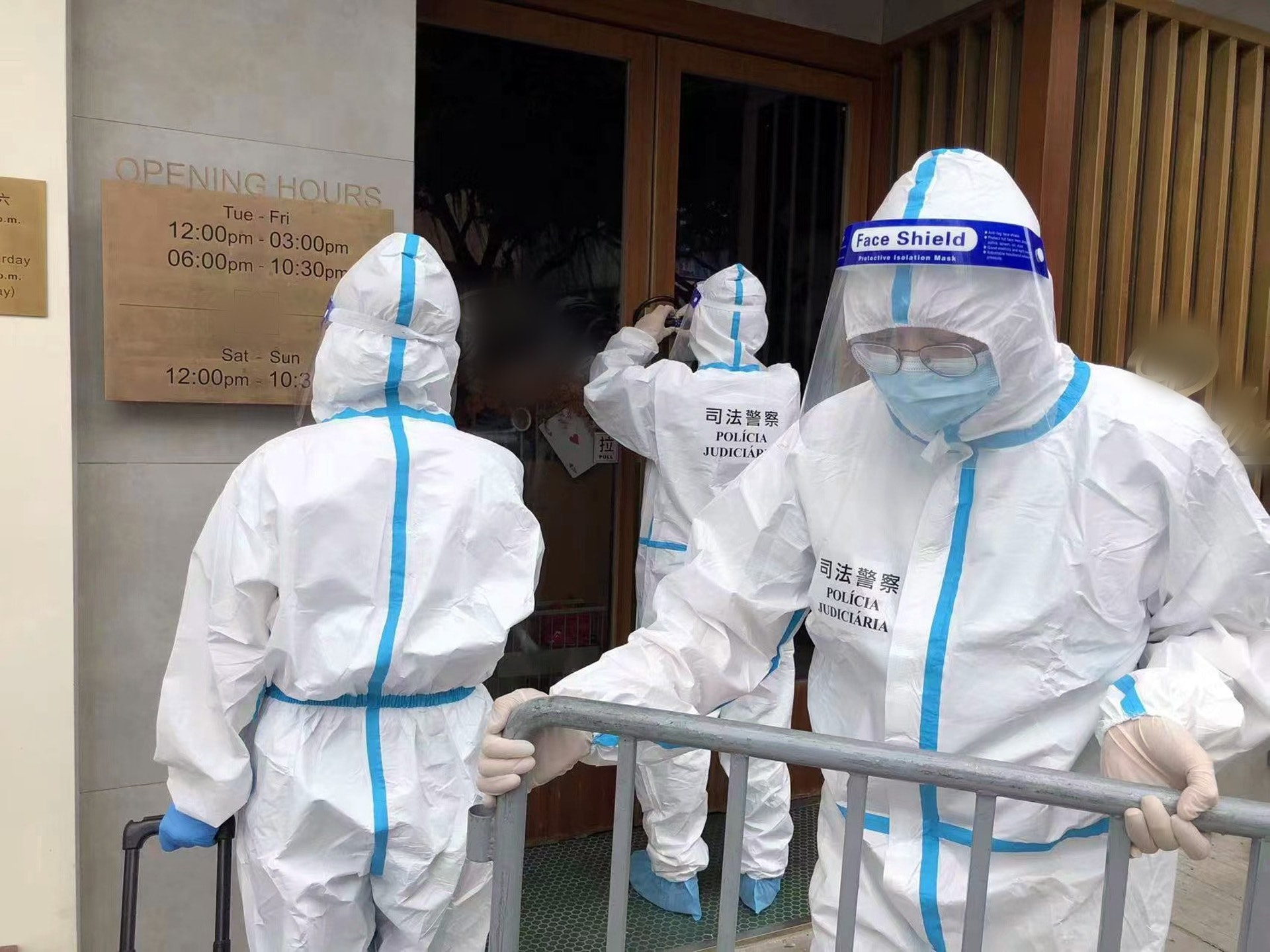 澳門司法警察局現場勘查人員在6月26日於發現新冠肺炎確診者的商鋪內各處採集環境樣本。(澳門政府新聞局Facebook專頁圖片) 澳門司法警察局現場勘查人員在6月26日於發現新冠肺炎確診者的商鋪內各處採集環境樣本。(澳門政府新聞局Facebook專頁圖片)