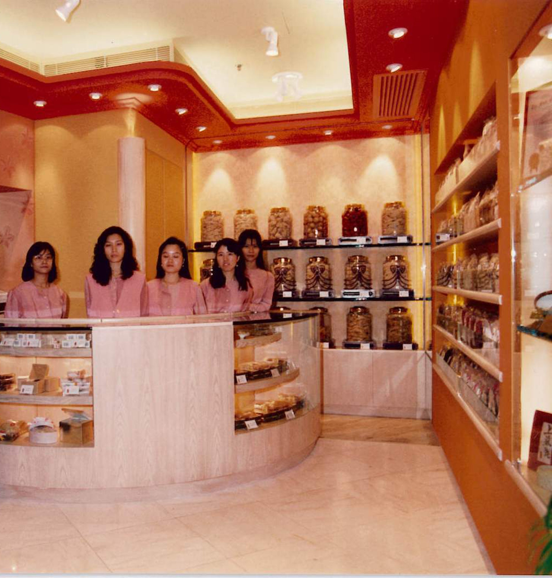 百成堂於90年代在時代廣場開設首間分店,是當時少有進駐甲級商場的中藥零售專門店;而且品牌突破中藥零售以男性主導的傳統,聘請女售貨員及設劃一職員制服。(圖片:百成堂) 百成堂於90年代在時代廣場開設首間分店,是當時少有進駐甲級商場的中藥零售專門店;而且品牌突破中藥零售以男性主導的傳統,聘請女售貨員及設劃一職員制服。(圖片:百成堂)