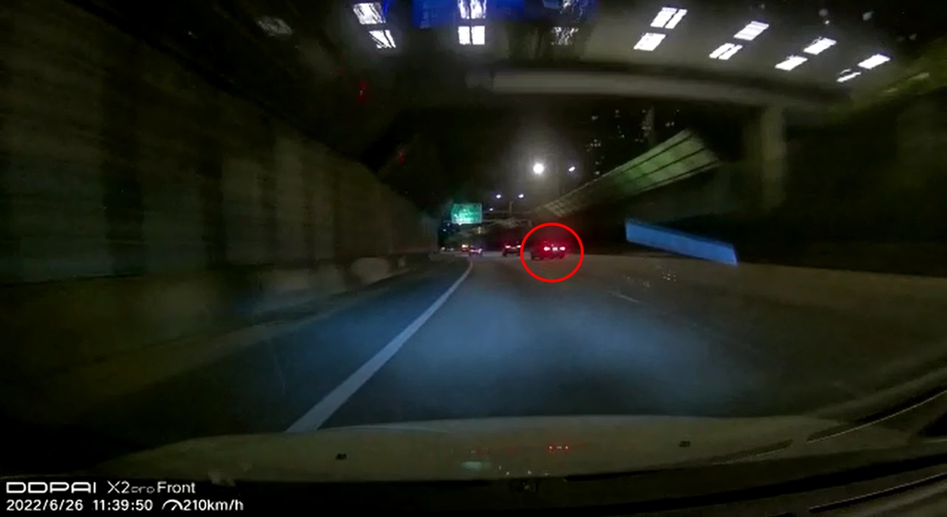 涉事黑色私家車沿右線而行,切線時遇上中線另一車輛。(網上影片截圖)