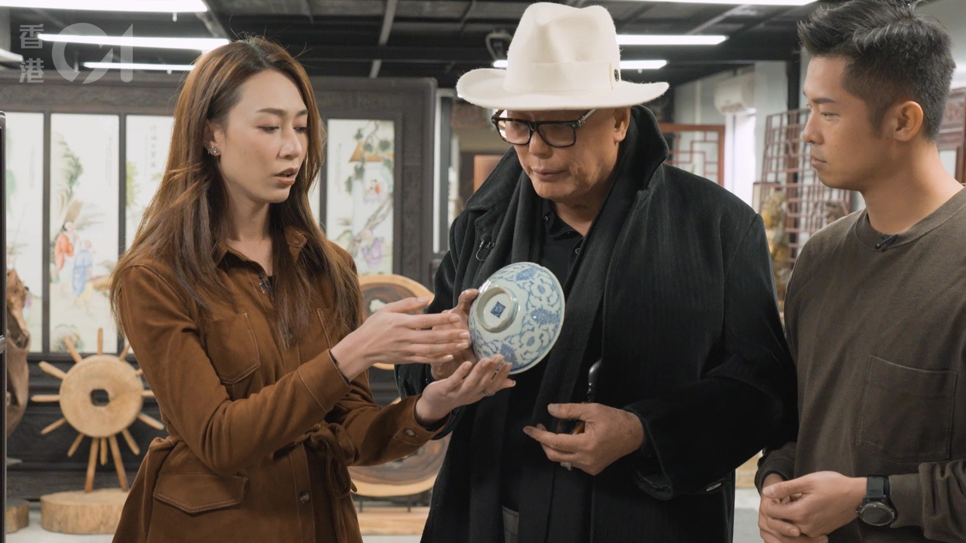 Carmaney小心翼翼從「威斯霸王」手上接過瓷碗。