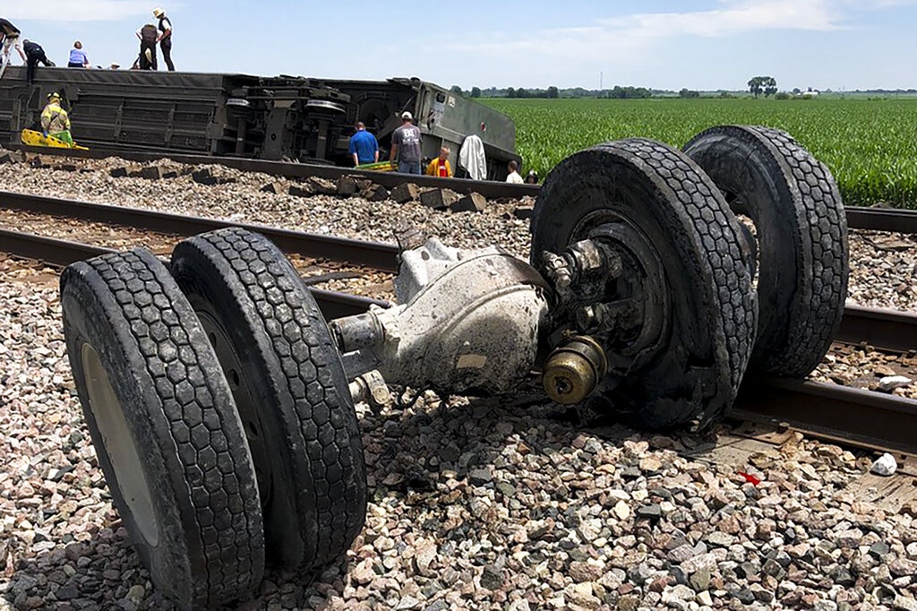 美國中部密蘇里州發生列車與卡車相撞後出軌事故，造成至少3人死亡，數十人受傷。
(AP)
