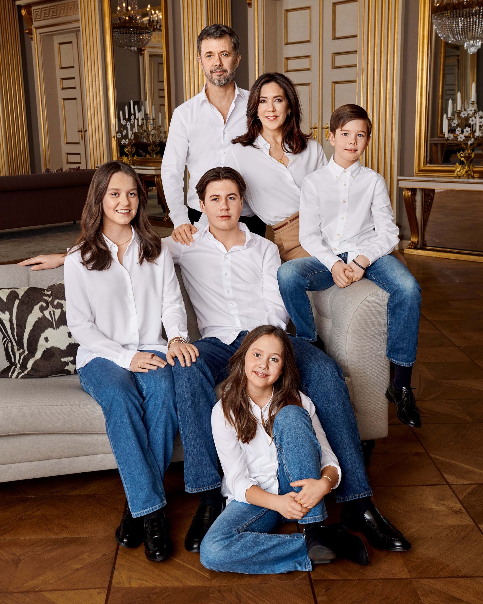 图为丹麦王储弗西德里克（Prince Frederik）夫妇与他们的4名子女（王室网站）