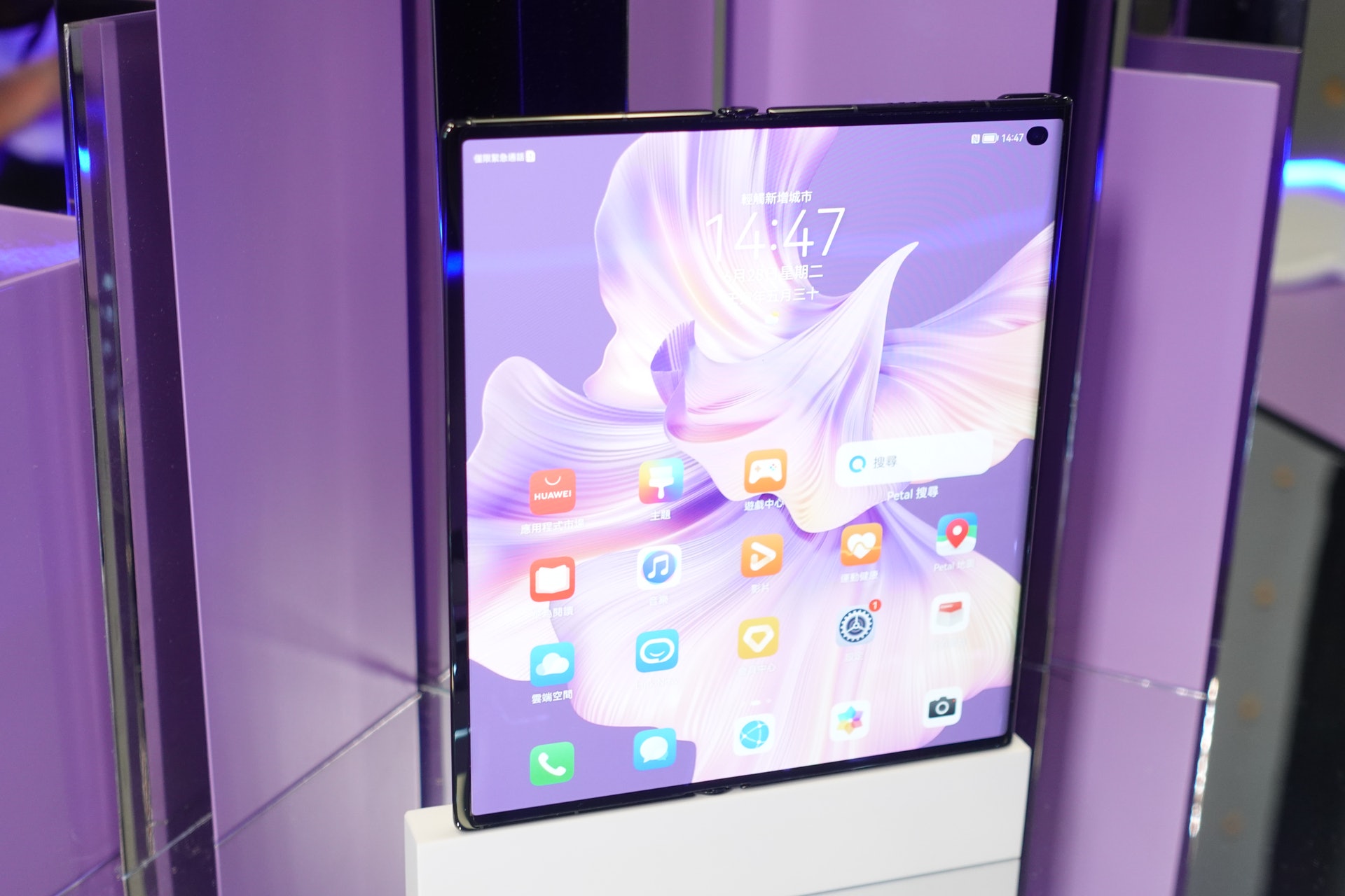 Huawei Mate Xs 2 用的「原色摺疊屏幕」，尺寸達到 7.8"，比 Samsung Galaxy Z Fold 3 更大（蔡浩騰 攝）