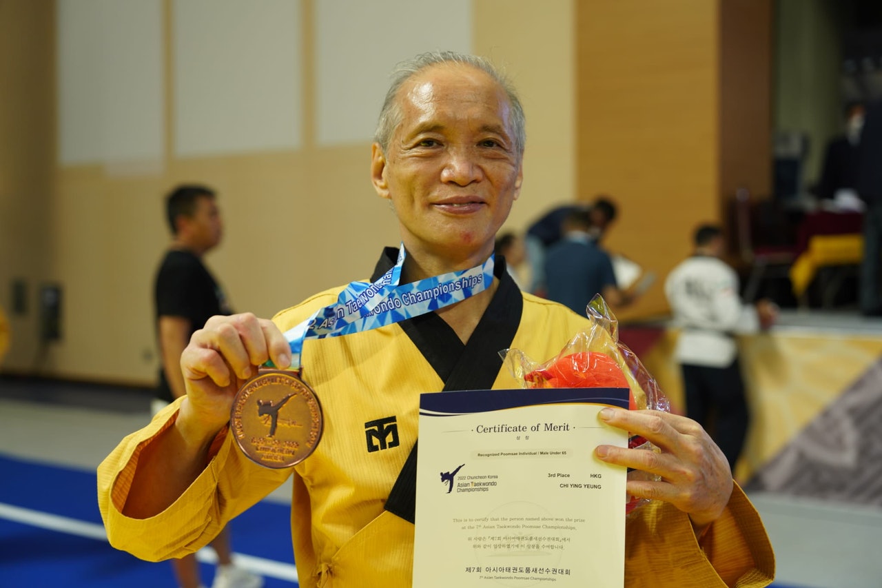 楊志英(右)在公認品勢男子個人65歲以下項目奪銅。(圖片由香港跆拳道協會提供) 楊志英(右)在公認品勢男子個人65歲以下項目奪銅。(圖片由香港跆拳道協會提供)