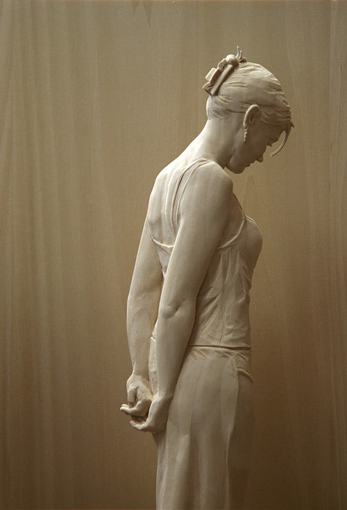 意大利雕塑家鬼斧神工木雕品猶如真人衣服褶皺髮絲耐人尋味