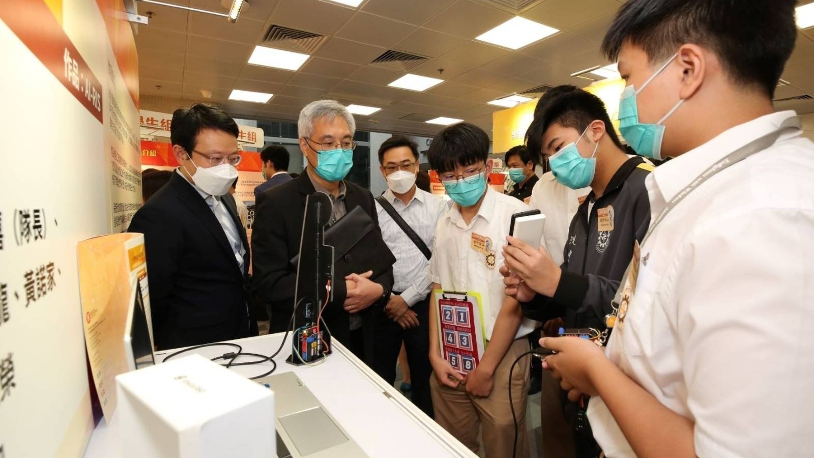 房協辦樂齡科技比賽 屯門IVE設程式助長者做物理治療奪大專金獎 房協辦樂齡科技比賽 屯門IVE設程式助長者做物理治療奪大專金獎