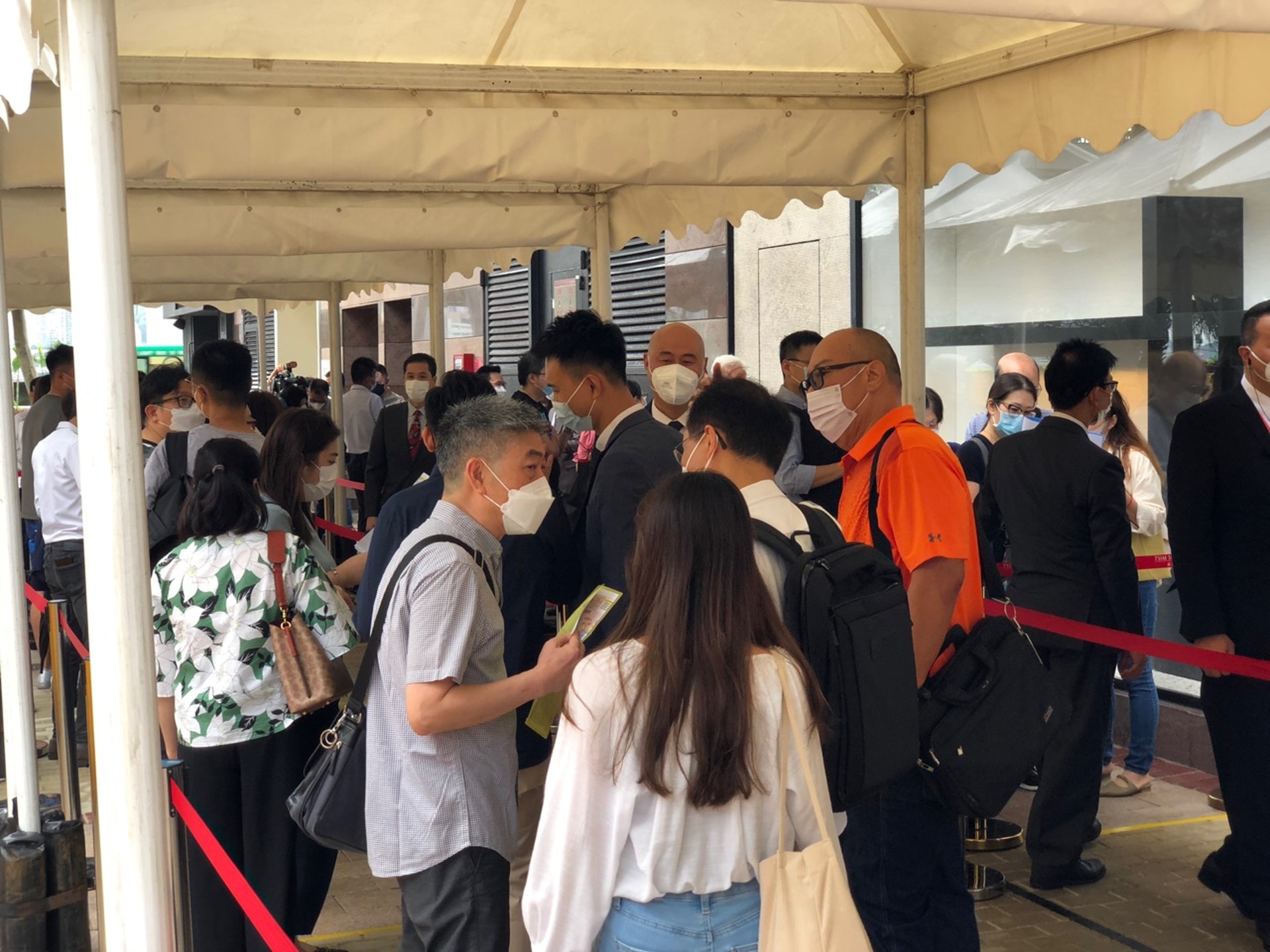 6月30日首輪銷售當日,人龍由尖沙咀中心售樓處,一路沿麼地道花園伸延至海景嘉福酒店停車場入口。(黃祐樺攝) 6月30日首輪銷售當日,人龍由尖沙咀中心售樓處,一路沿麼地道花園伸延至海景嘉福酒店停車場入口。(黃祐樺攝)