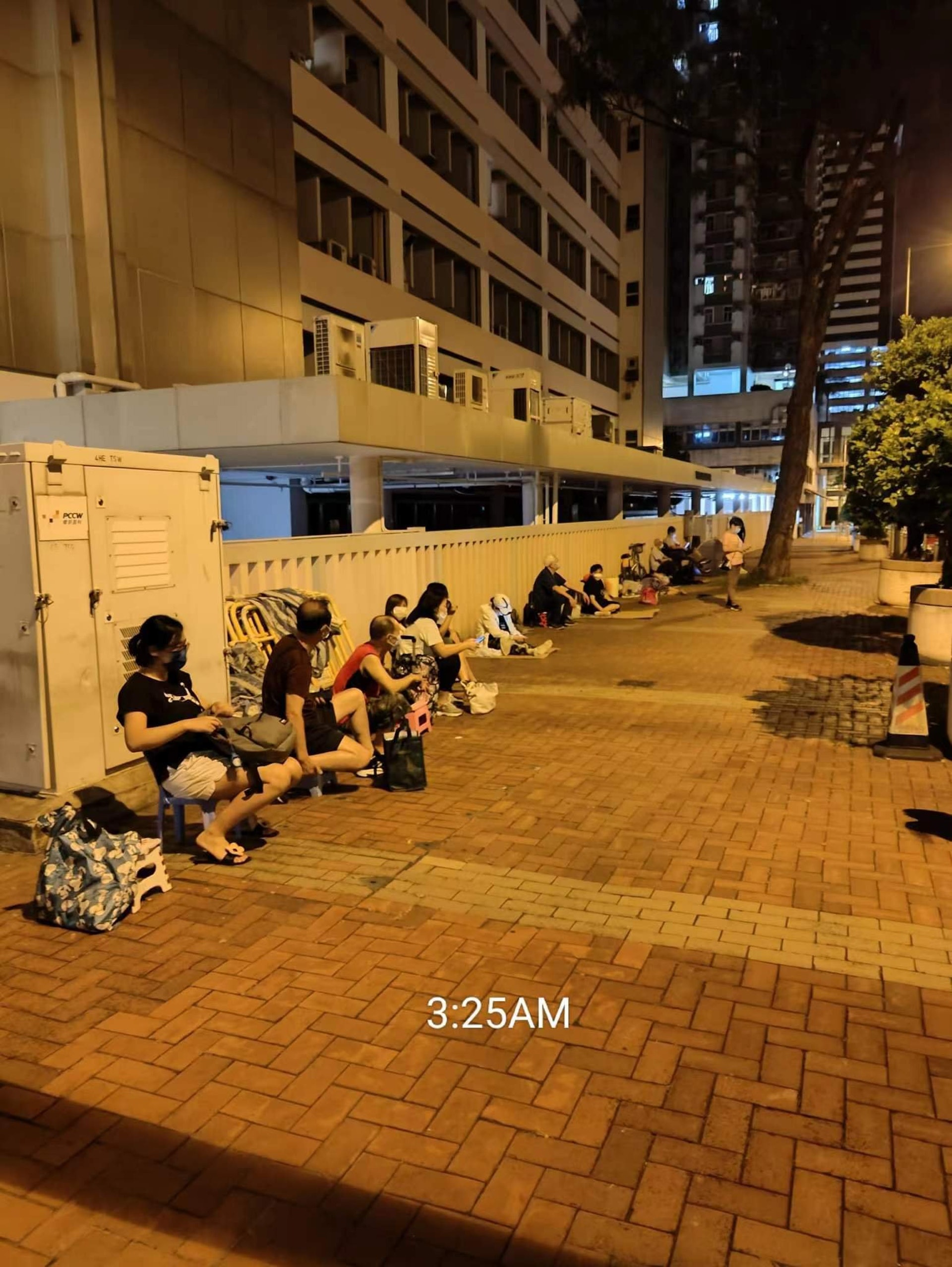 屯門有不少街坊通宵輪候免費政府牙醫街症。(facebook群組「屯門友」) 屯門有不少街坊通宵輪候免費政府牙醫街症。(facebook群組「屯門友」)