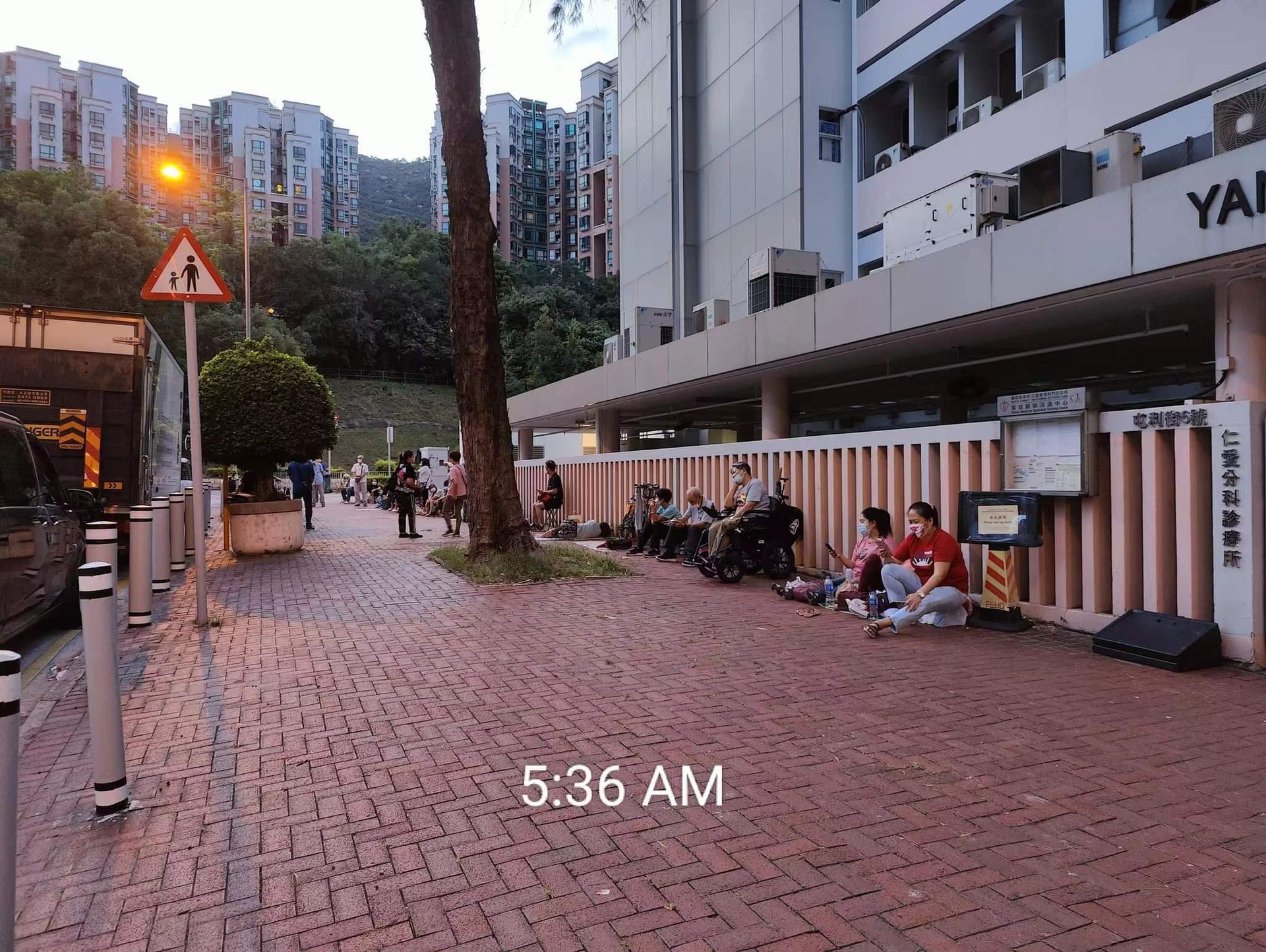 屯門有不少街坊通宵輪候免費政府牙醫街症。(facebook群組「屯門友」) 屯門有不少街坊通宵輪候免費政府牙醫街症。(facebook群組「屯門友」)
