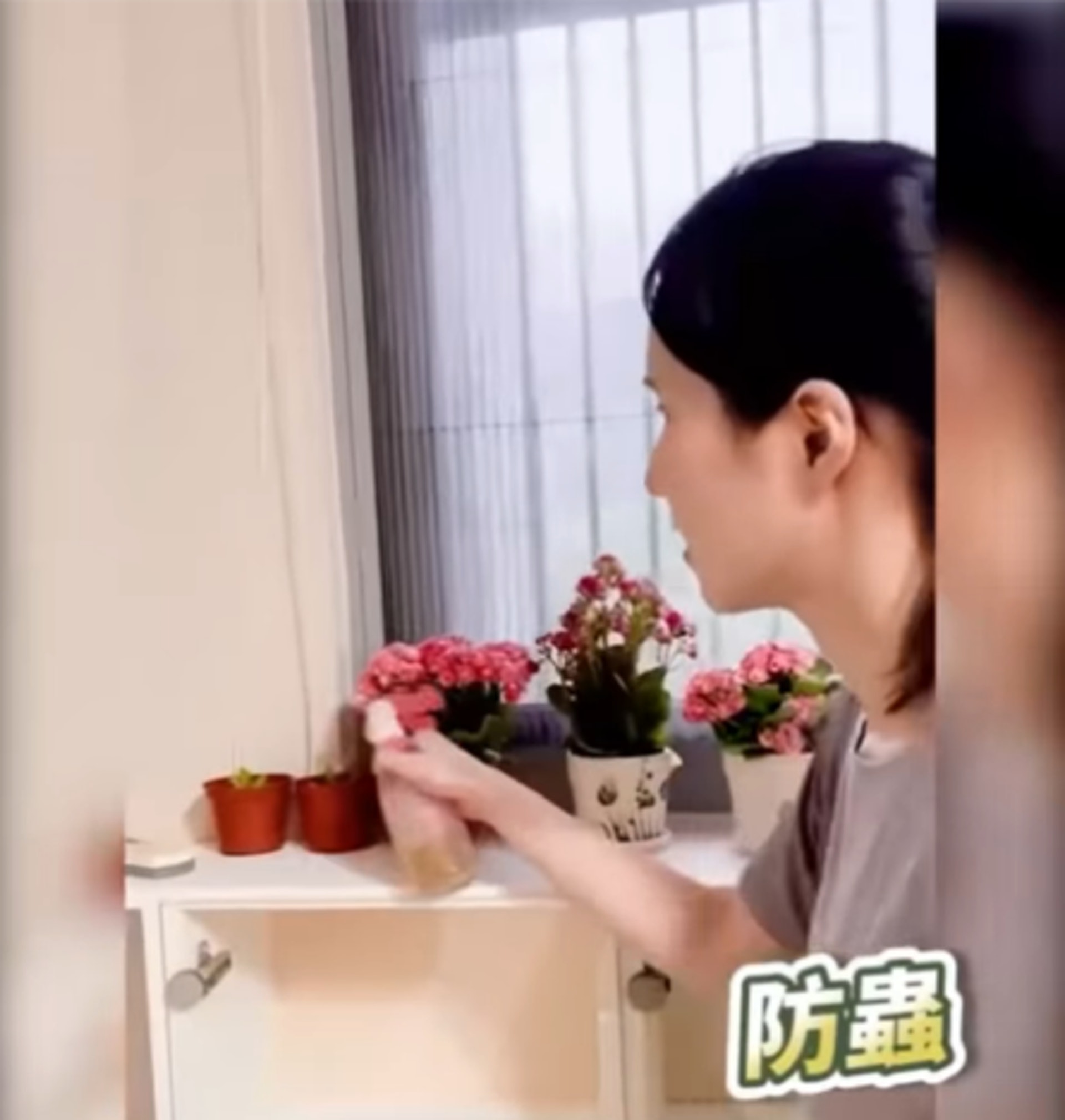 畫面裡因套上濾鏡看不出余苑綺氣色,但整個人明顯消瘦一圈,也令網友擔心余苑綺睡覺燒乾鍋子的情況。(FB@余苑綺) 畫面裡因套上濾鏡看不出余苑綺氣色,但整個人明顯消瘦一圈,也令網友擔心余苑綺睡覺燒乾鍋子的情況。(FB@余苑綺)