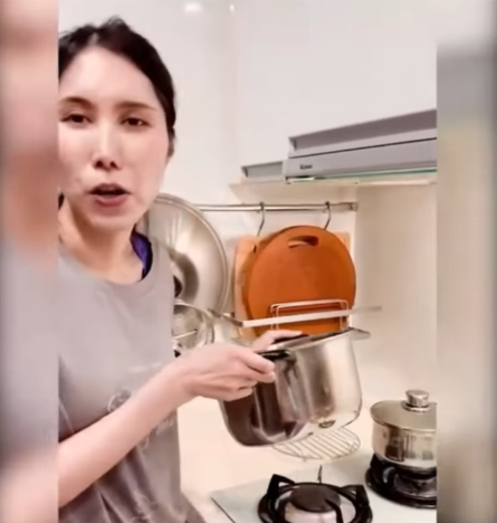 畫面裡因套上濾鏡看不出余苑綺氣色,但整個人明顯消瘦一圈,也令網友擔心余苑綺睡覺燒乾鍋子的情況。(FB@余苑綺) 畫面裡因套上濾鏡看不出余苑綺氣色,但整個人明顯消瘦一圈,也令網友擔心余苑綺睡覺燒乾鍋子的情況。(FB@余苑綺)