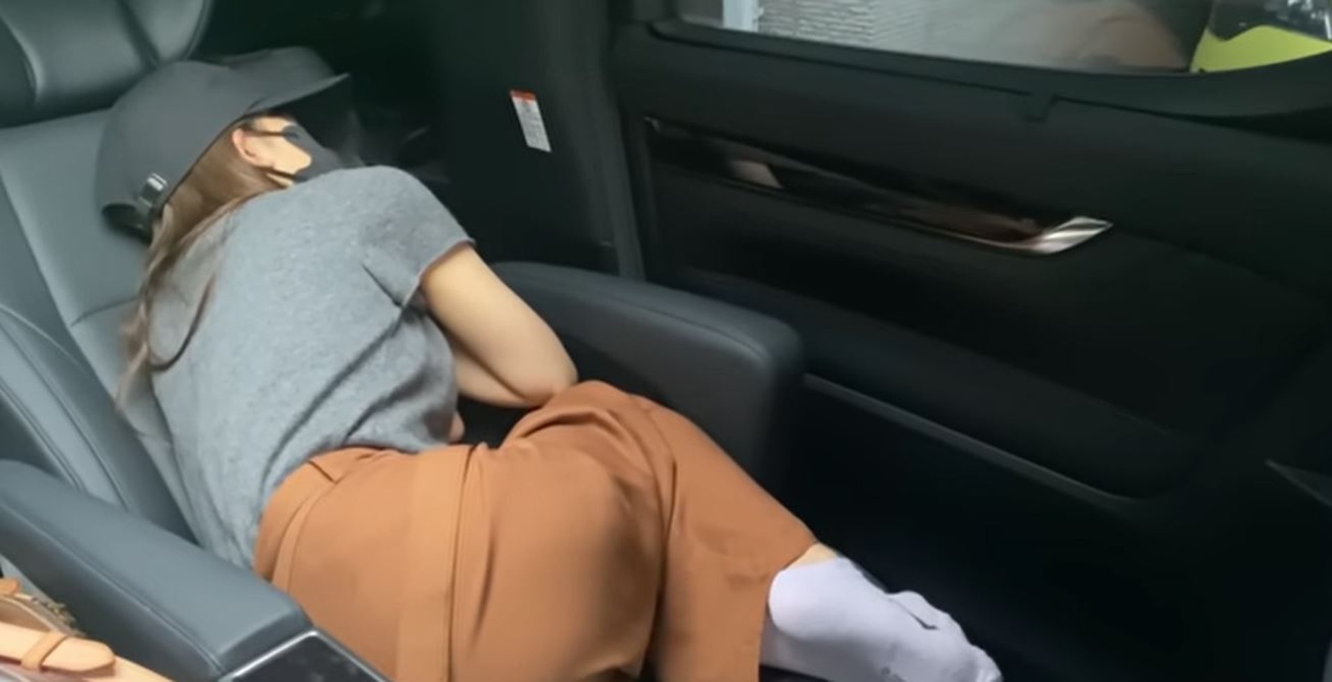 板野友美前往醫院期間,痛得不能坐直。(板野友美 Youtube頻道) 板野友美前往醫院期間,痛得不能坐直。(板野友美 Youtube頻道)
