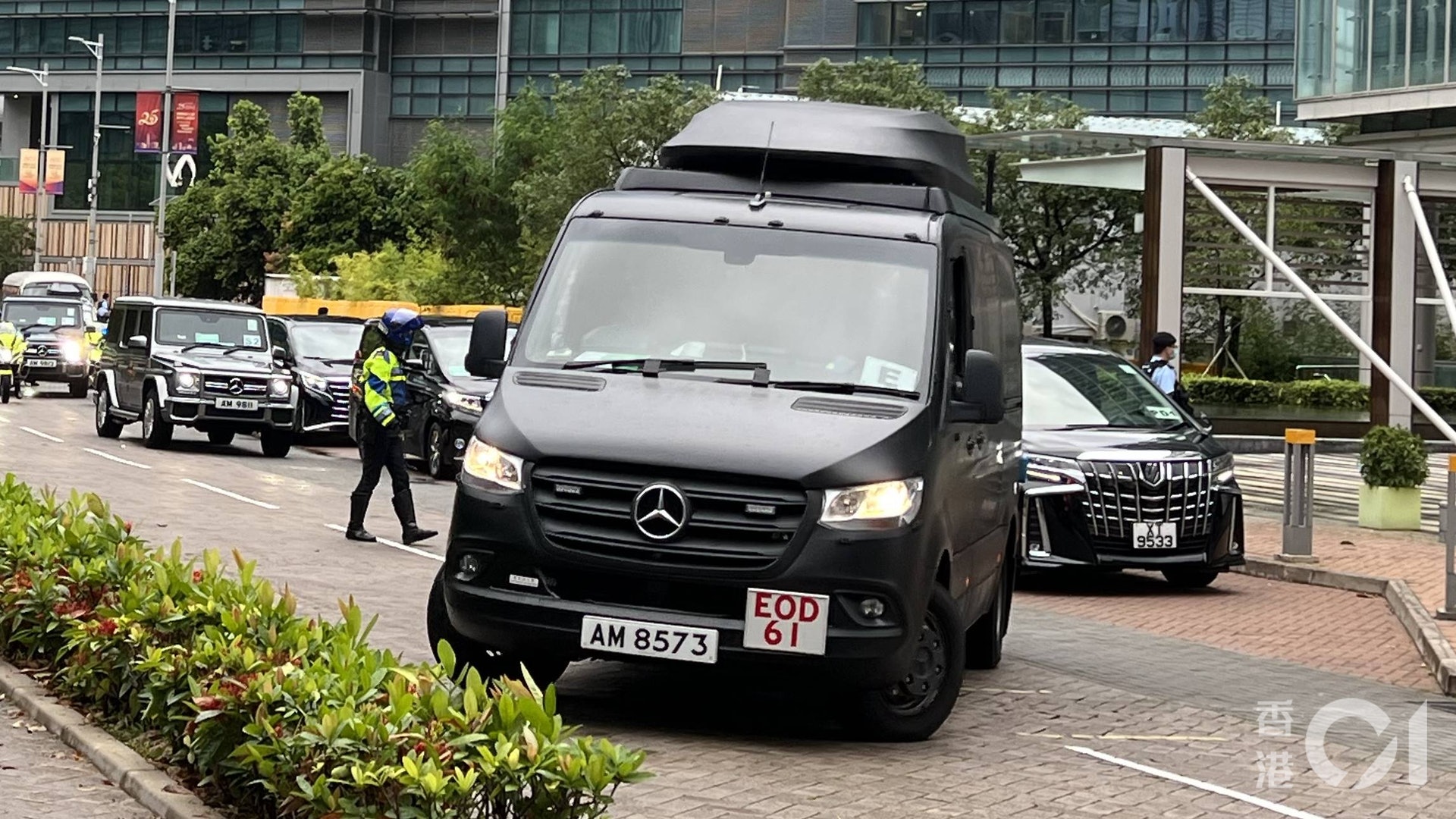 習近平訪港 警最高級別護送五箭頭開路無線電干擾車 護駕 習近平訪港 警最高級別護送五箭頭開路無線電干擾車 護駕