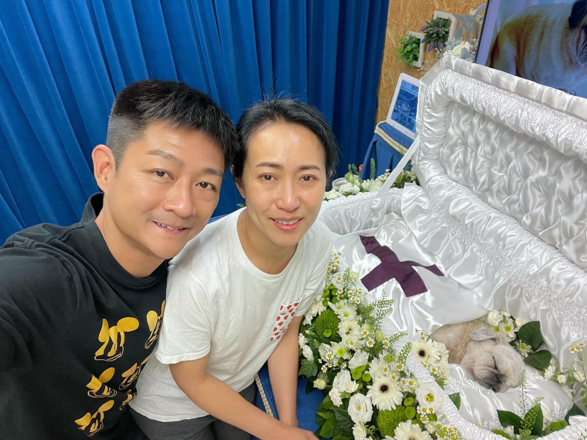 沈可欣和楊證樺送別愛犬肥仔。(沈可欣FB圖片) 沈可欣和楊證樺送別愛犬肥仔。(沈可欣FB圖片)