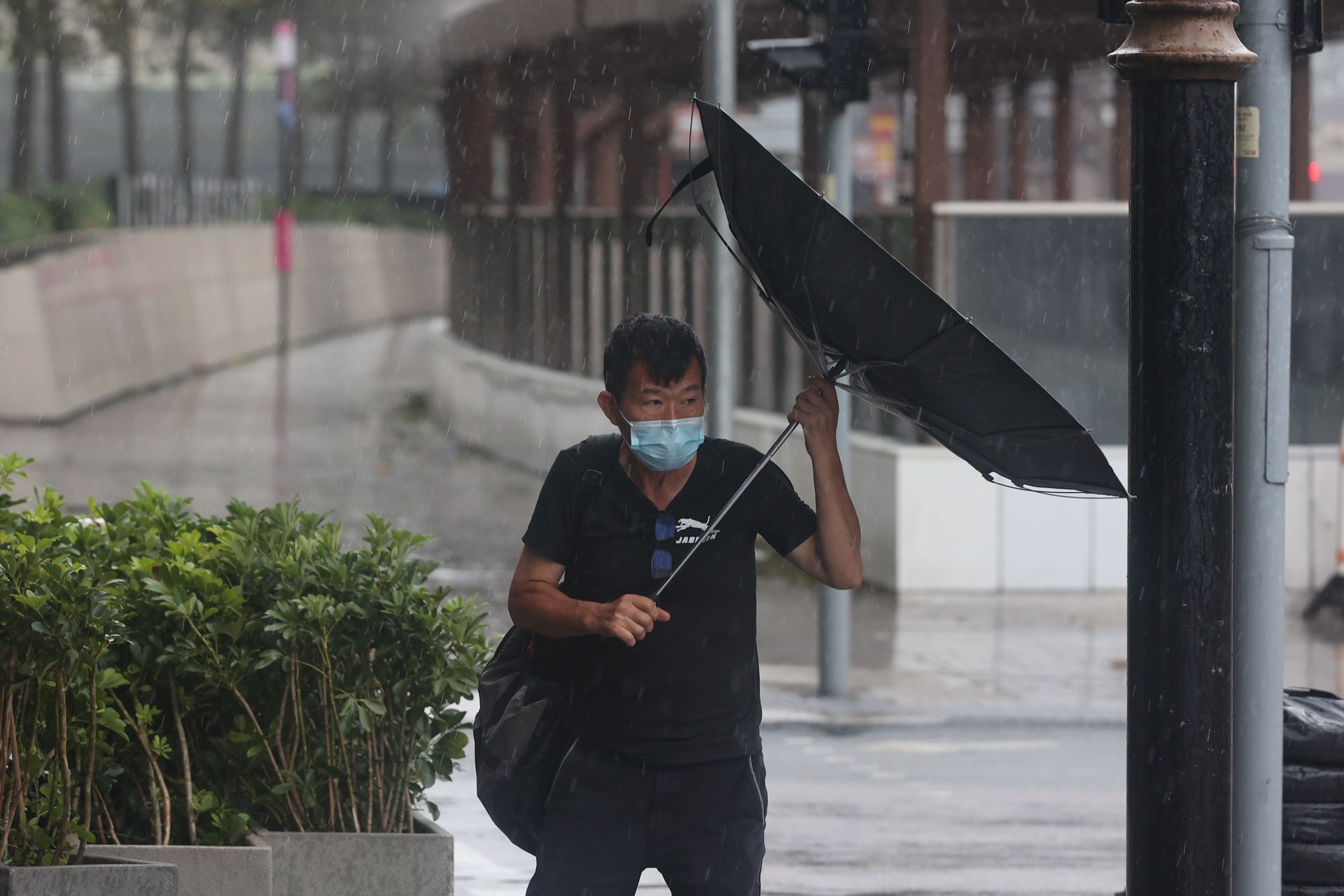 暹芭風球襲港市民頂著狂風大雨在尖沙咀戶外。(張浩維攝) 暹芭風球襲港市民頂著狂風大雨在尖沙咀戶外。(張浩維攝)