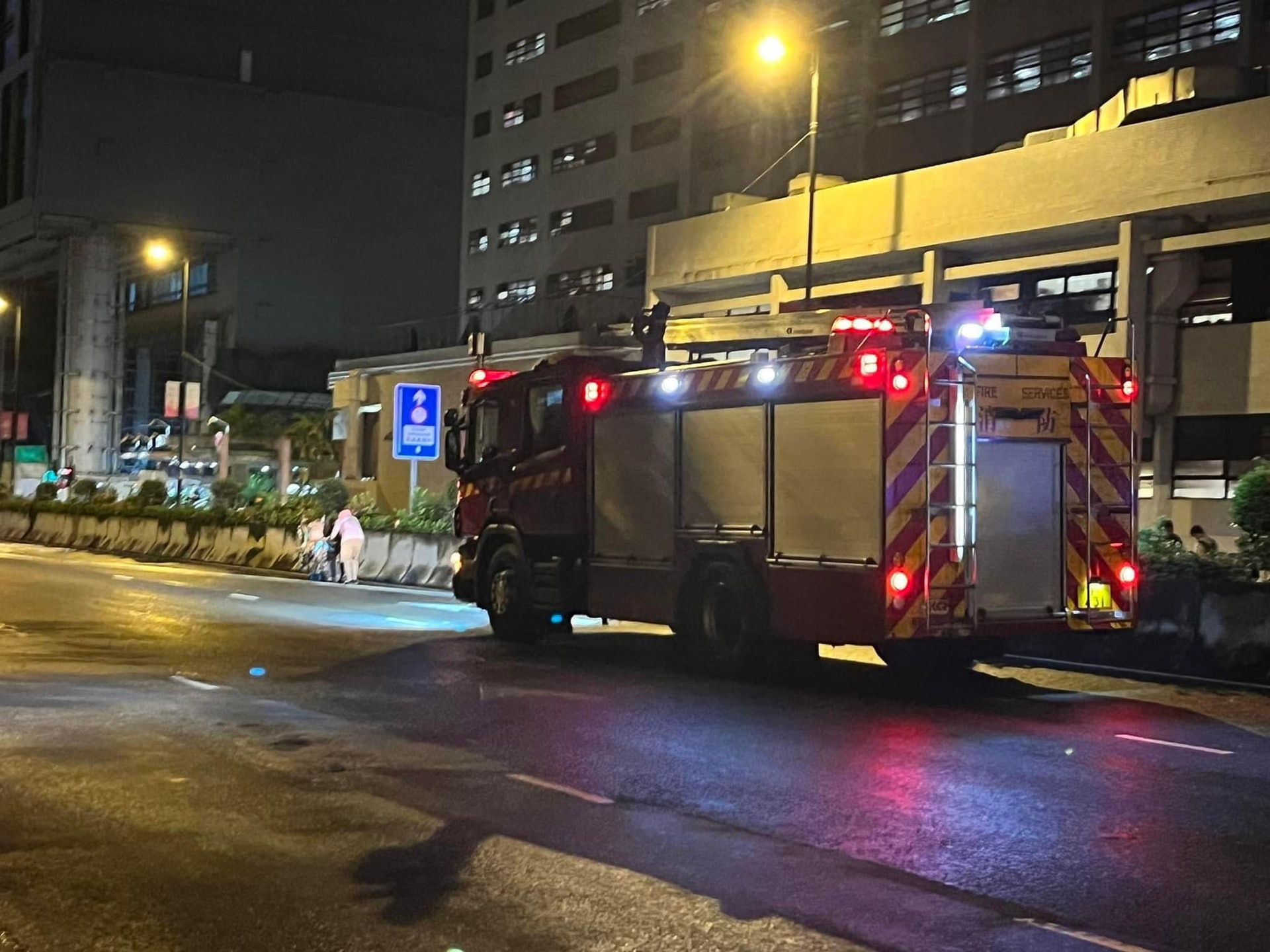 暹芭風球 婆婆推車仔誤闖快線消防員慢駛護送仲咁做獲讚英雄 暹芭風球 婆婆推車仔誤闖快線消防員慢駛護送仲咁做獲讚英雄