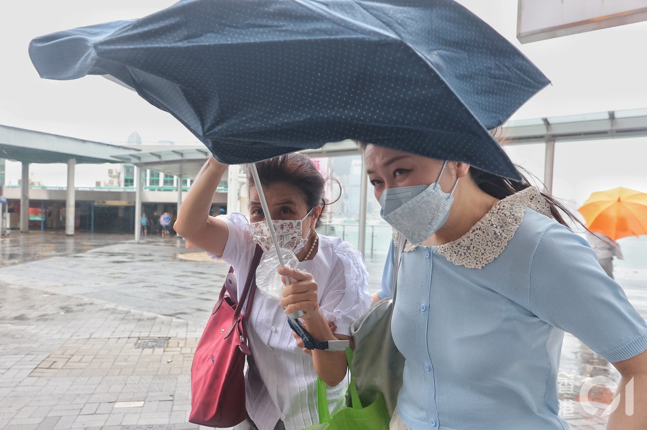 7月2日中午時份颱風暹芭正最接近本港,尖沙咀碼頭風勢頗大,途經的市民狀甚狼狽。(張浩維攝) 7月2日中午時份颱風暹芭正最接近本港,尖沙咀碼頭風勢頗大,途經的市民狀甚狼狽。(張浩維攝)