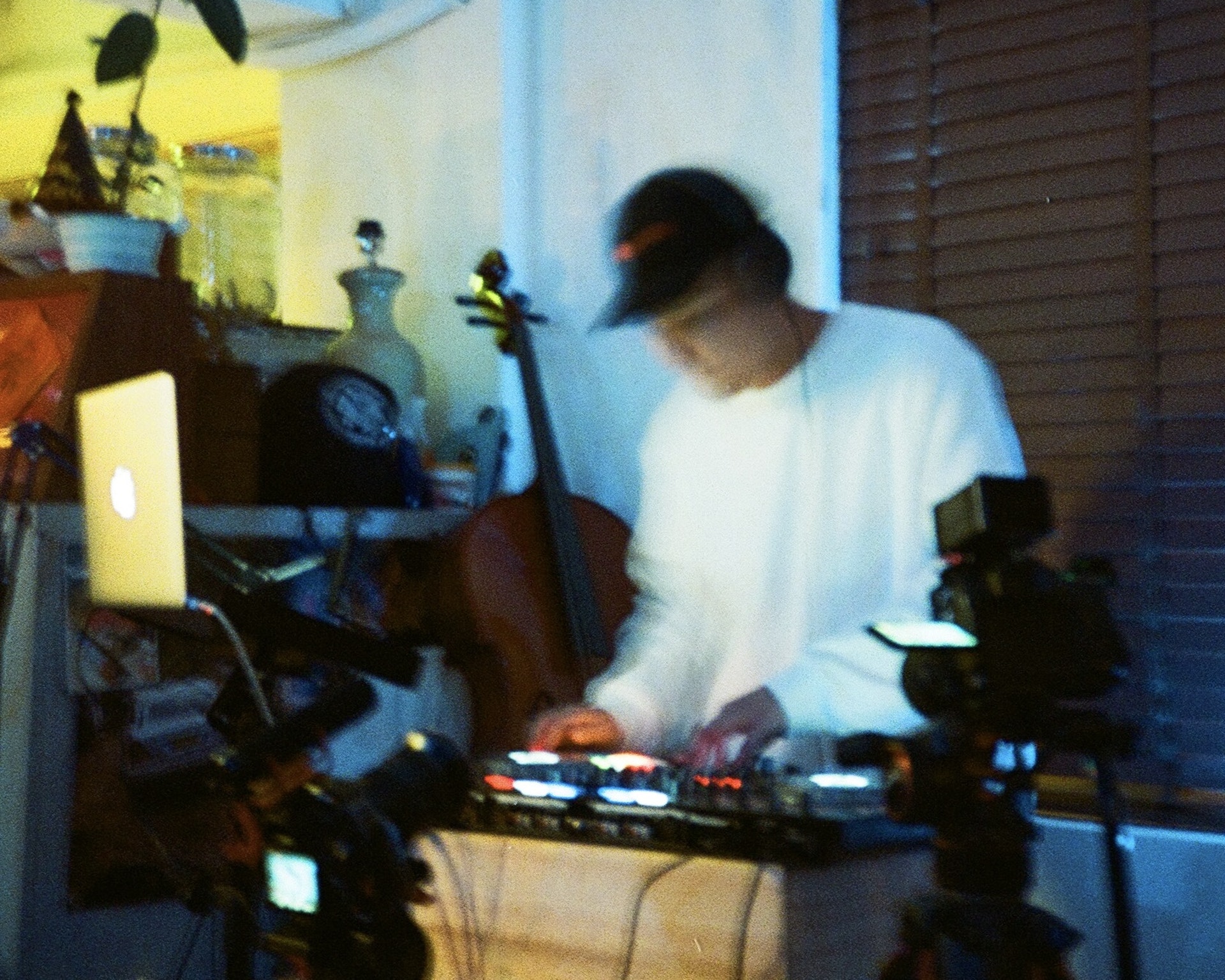 香港電台第二台DJ
打碟DJ
主持節目:《騷動音樂》、《我是你的後援會》
Instagram:ballshing
YouTube:波盛 Ballshing