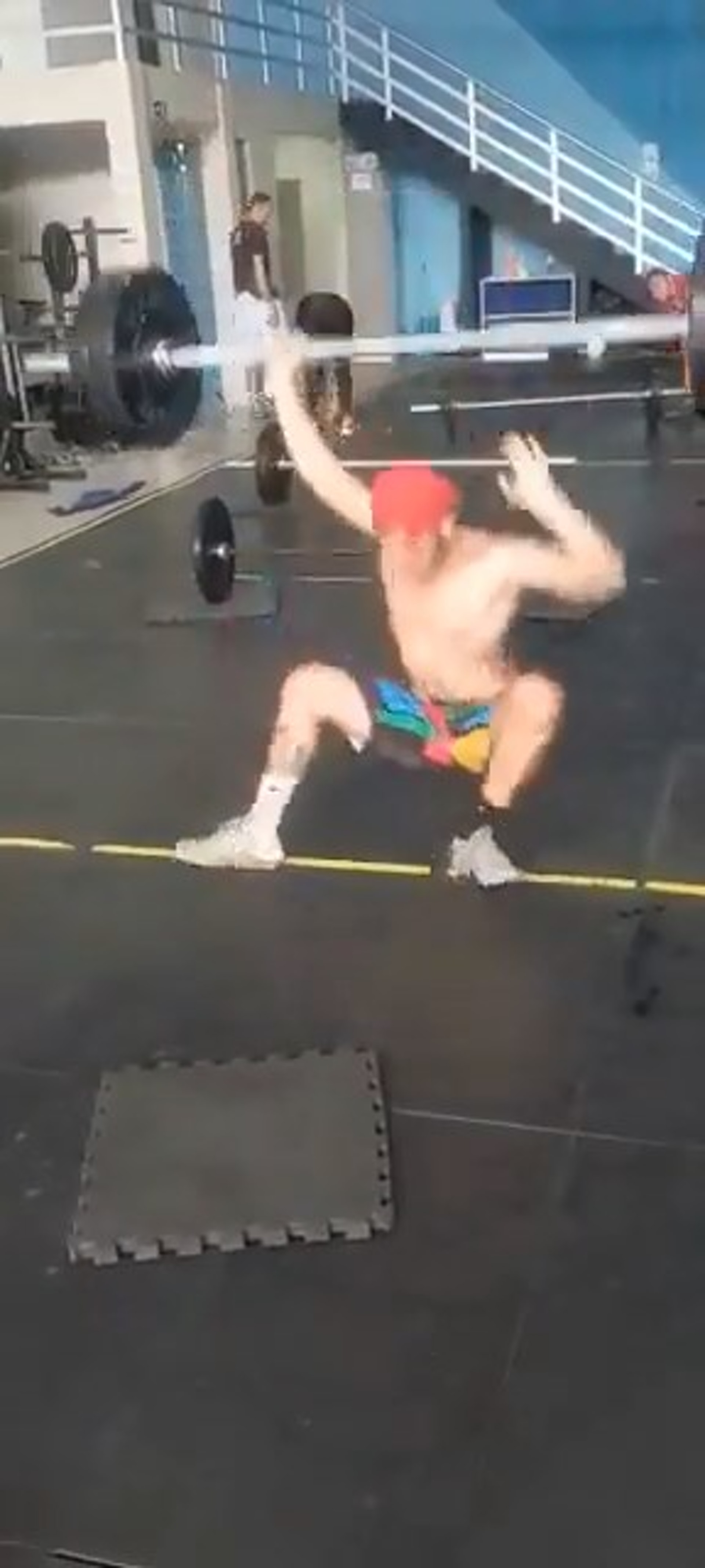 網上近日瘋傳一段恐怖影片,巴西一名年輕男子舉重時,嘗試把槓鈴舉過頭頂,但疑似力量不足加上重心不穩,男子跌倒並被槓鈴重重擊中後頭位置。(影片截圖) 網上近日瘋傳一段恐怖影片,巴西一名年輕男子舉重時,嘗試把槓鈴舉過頭頂,但疑似力量不足加上重心不穩,男子跌倒並被槓鈴重重擊中後頭位置。(影片截圖)
