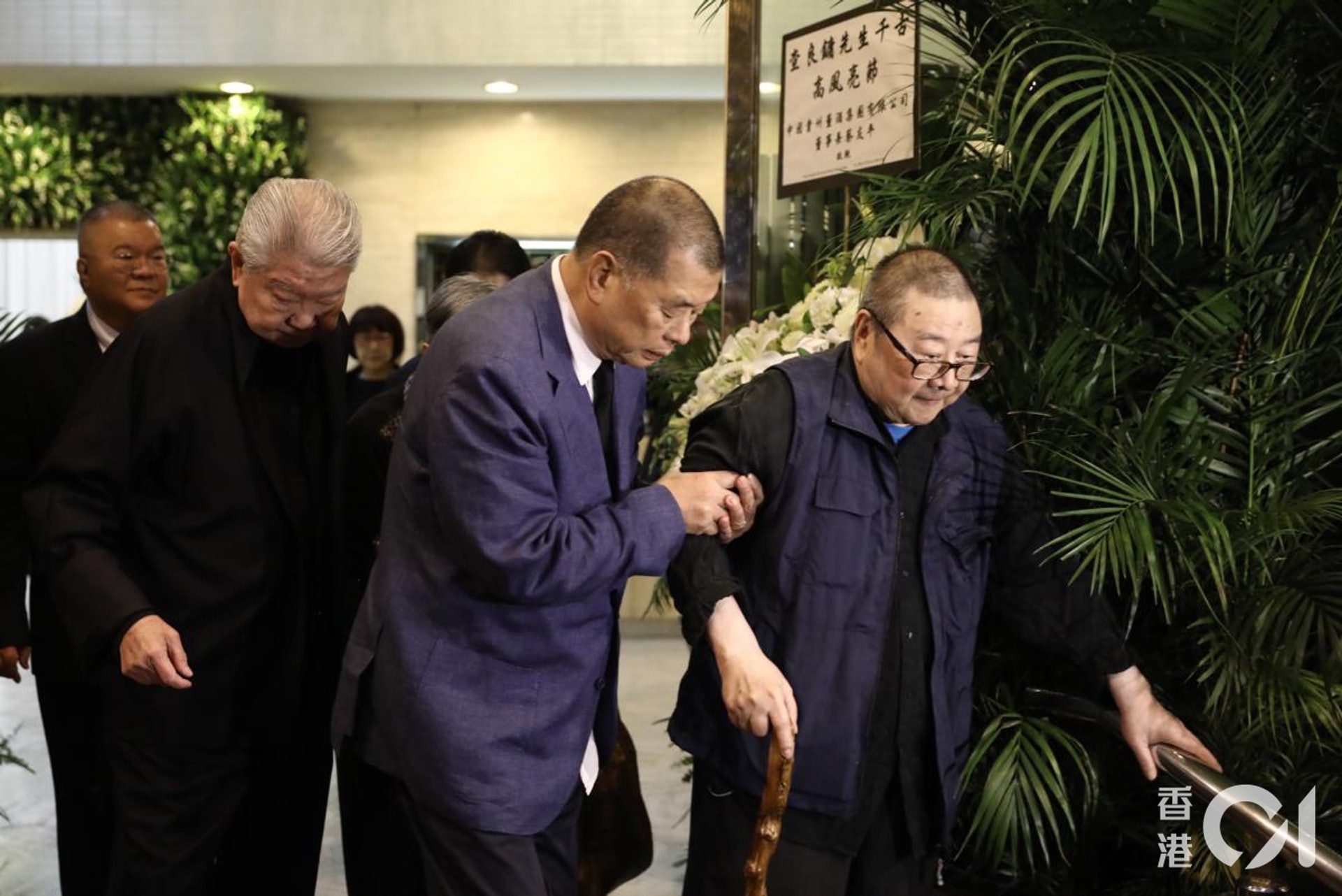2018年金庸於喪禮設靈,倪匡曾到場親自送別好友。(資料圖片/盧翊銘) 2018年金庸於喪禮設靈,倪匡曾到場親自送別好友。(資料圖片/盧翊銘)