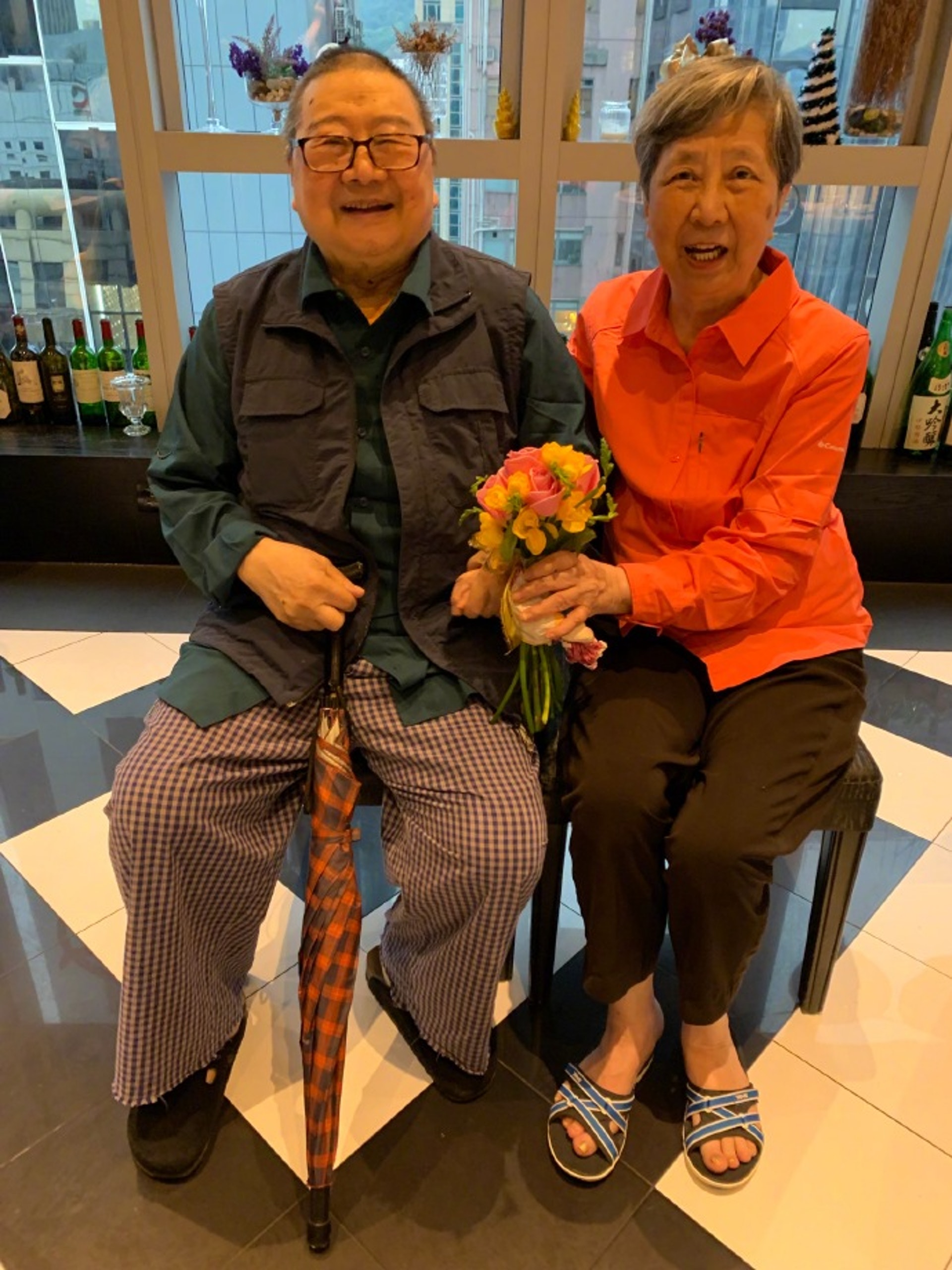 蔡瀾在2019年5月20日貼出倪匡與太太慶祝結婚60週年的合照。 (蔡瀾微博圖片) 蔡瀾在2019年5月20日貼出倪匡與太太慶祝結婚60週年的合照。 (蔡瀾微博圖片)