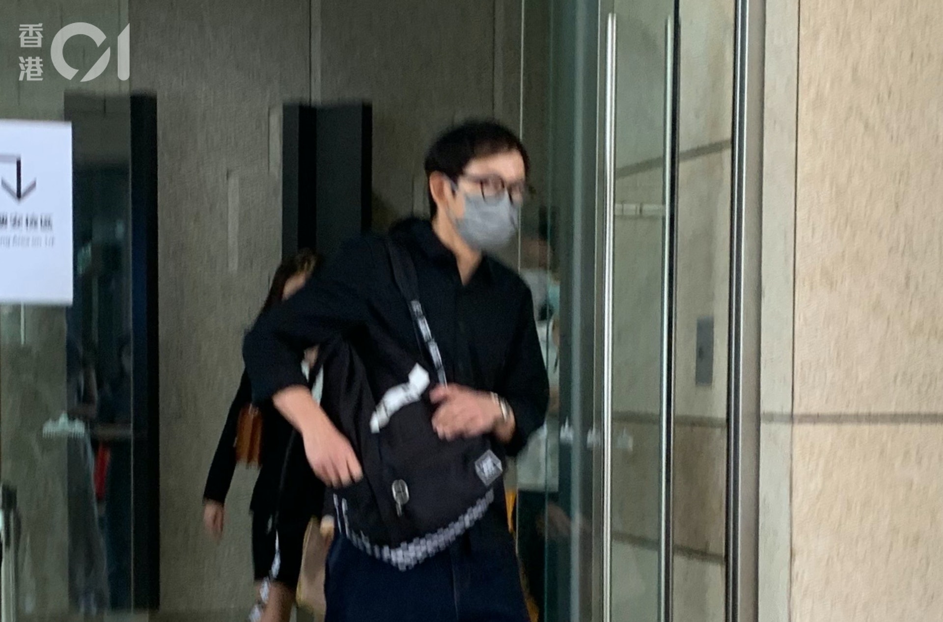 死者吳美寶的丈夫王德明稱,其妻初時服甲亢藥情況好轉亦未見副作用,後來卻出現發燒等症狀,但因原有醫生,才轉向另一醫生求診。(劉安琪攝) 死者吳美寶的丈夫王德明稱,其妻初時服甲亢藥情況好轉亦未見副作用,後來卻出現發燒等症狀,但因原有醫生,才轉向另一醫生求診。(劉安琪攝)
