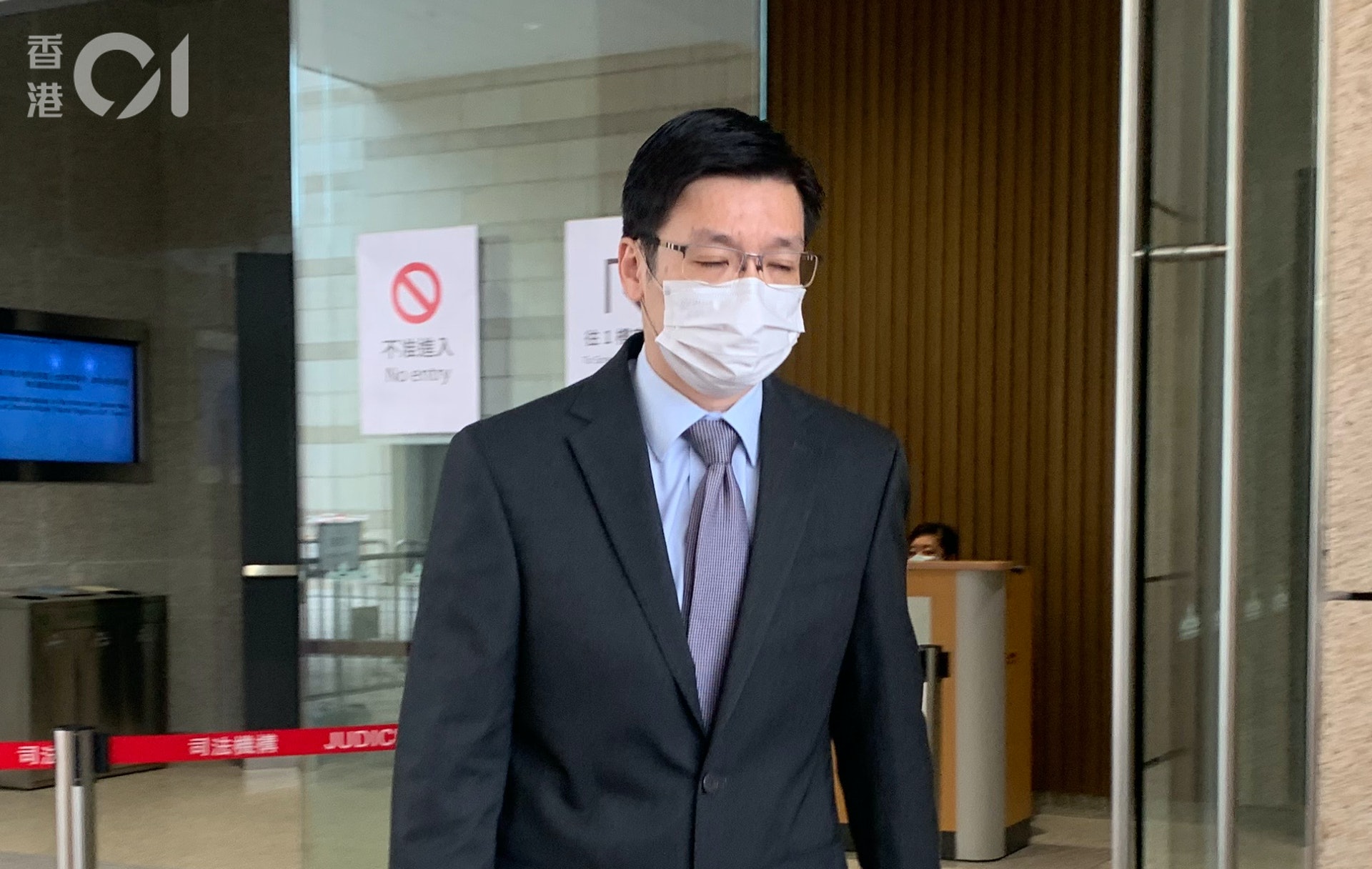 醫生梁鑫暉稱死者吳美寶求診時,承認對甲亢藥經驗較少,未想到吳出現口腔潰瘍等是甲亢藥的副作用。(劉安琪攝) 醫生梁鑫暉稱死者吳美寶求診時,承認對甲亢藥經驗較少,未想到吳出現口腔潰瘍等是甲亢藥的副作用。(劉安琪攝)