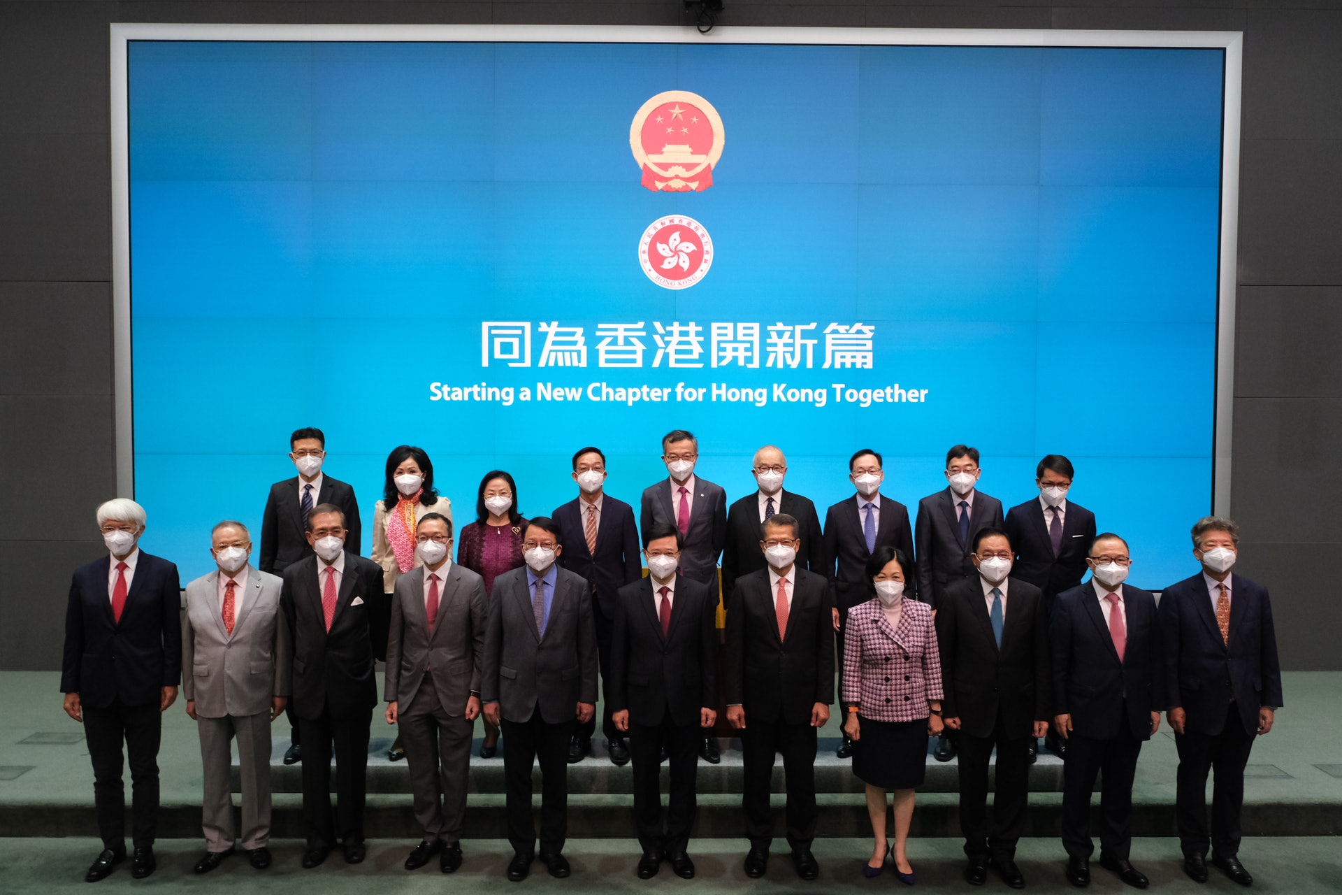 7月5日,特首李家超連同一眾行政會議成員見記者並合照,期間召集人葉劉淑儀亦有發言。(盧翊銘攝) 7月5日,特首李家超連同一眾行政會議成員見記者並合照,期間召集人葉劉淑儀亦有發言。(盧翊銘攝)