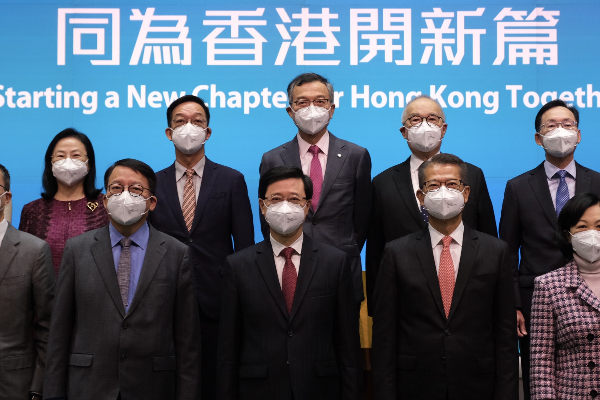 7月5日,特首李家超連同一眾行政會議成員見記者並合照,期間召集人葉劉淑儀亦有發言。(盧翊銘攝) 7月5日,特首李家超連同一眾行政會議成員見記者並合照,期間召集人葉劉淑儀亦有發言。(盧翊銘攝)