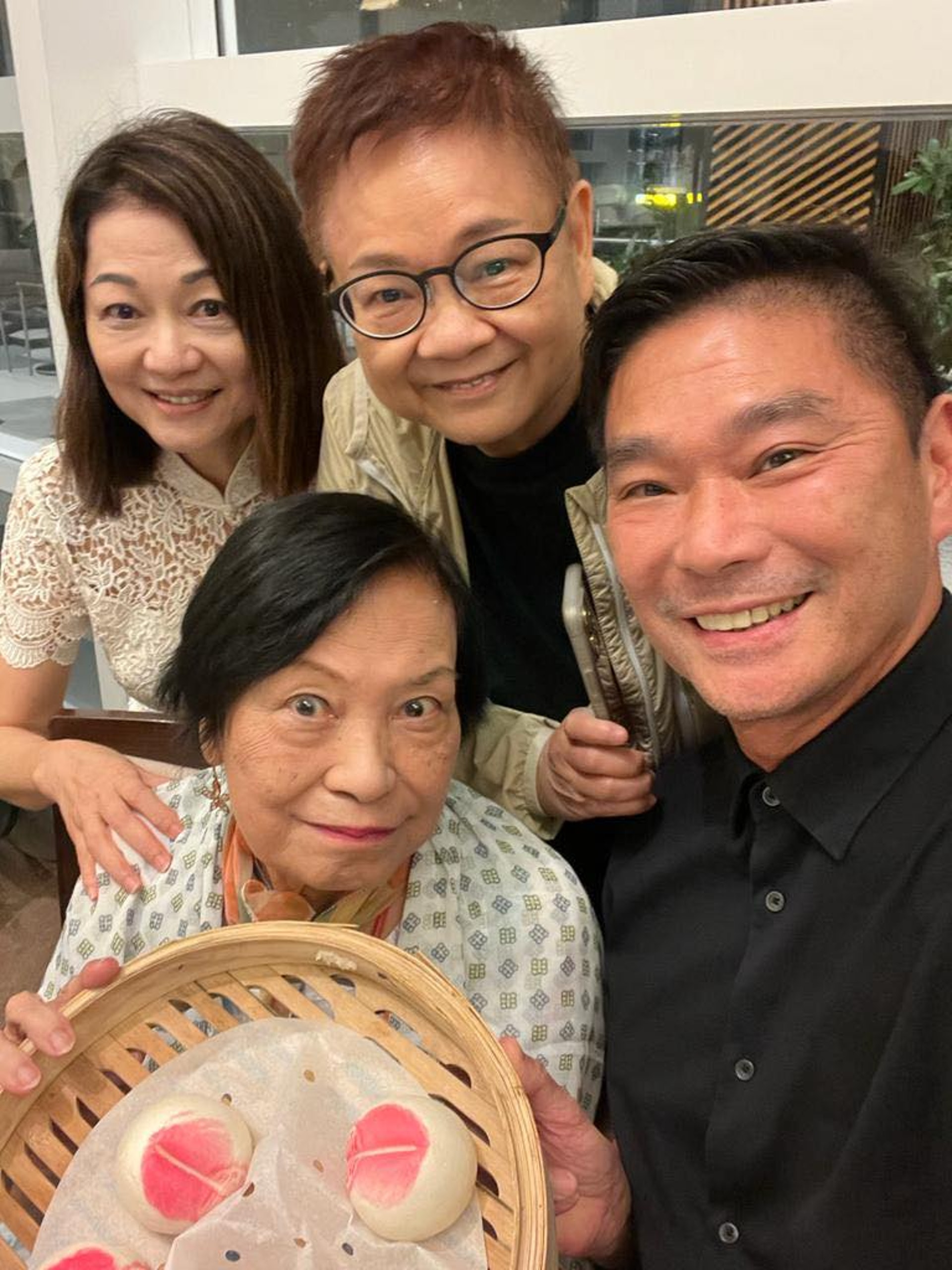 一眾好友為余慕蓮慶祝85歲生日。（汪曼玲FACEBOOK）