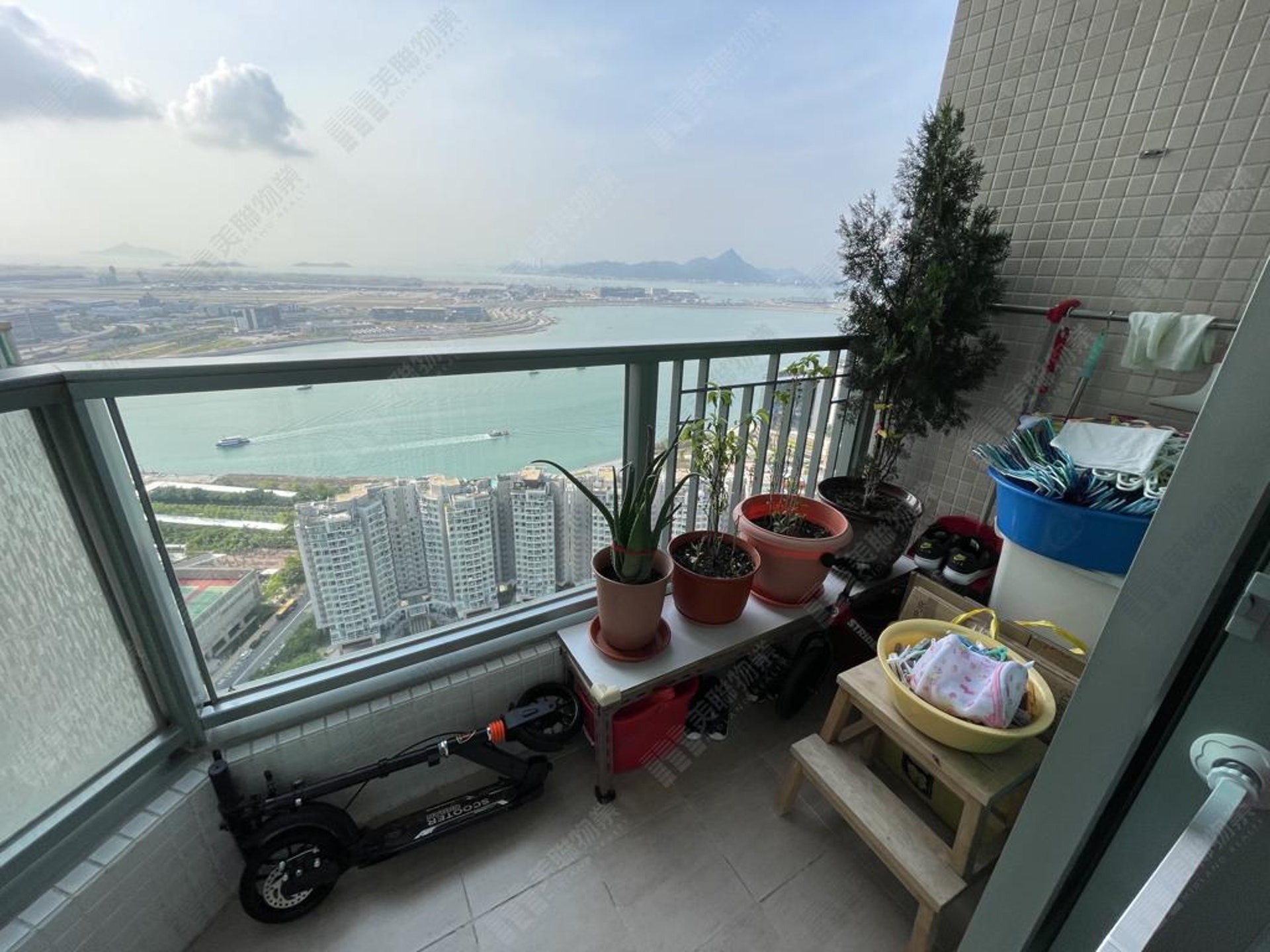 單位設有露台,外望海景及機場景。(代理提供) 單位設有露台,外望海景及機場景。(代理提供)