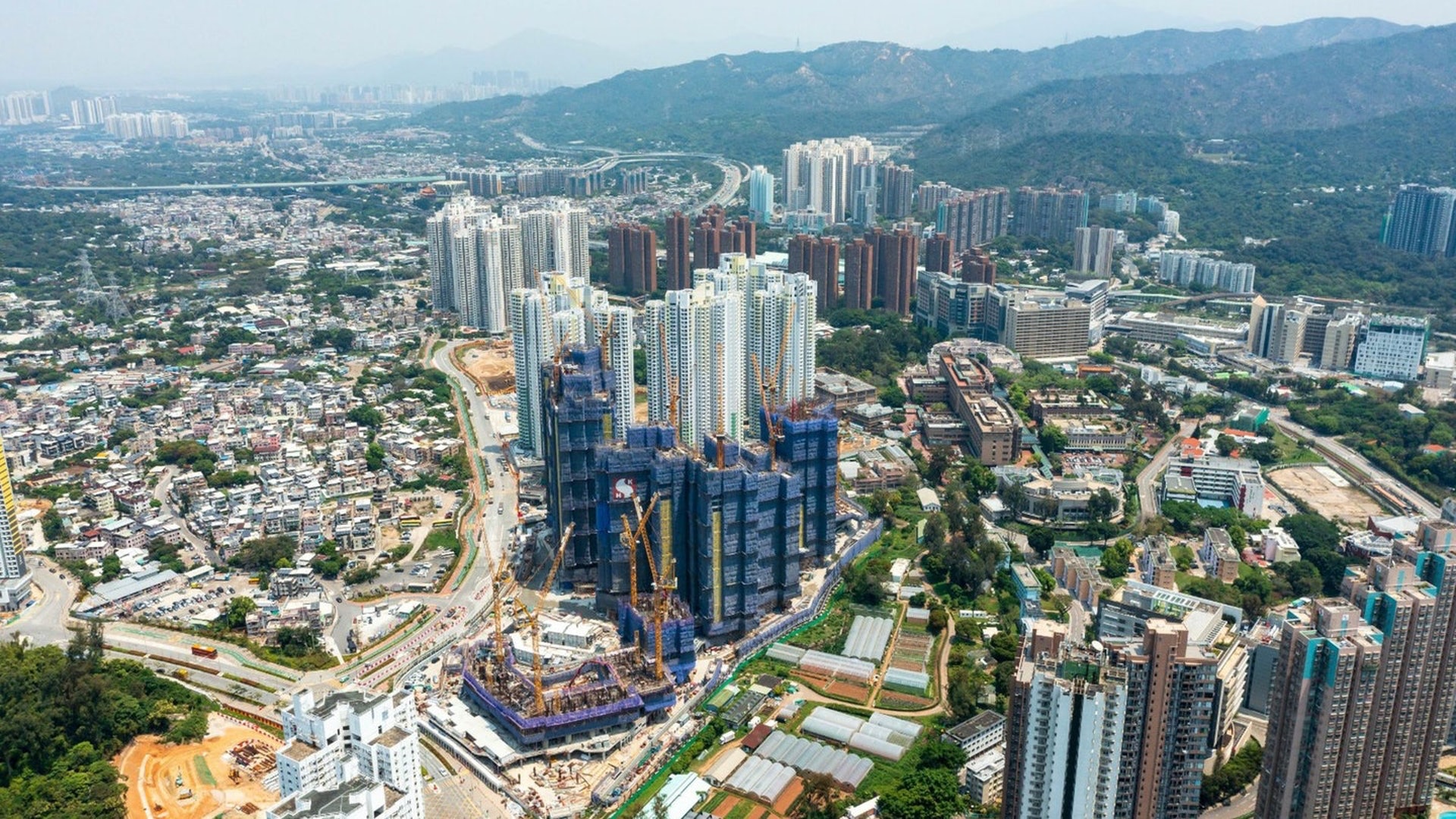 NOVO LAND位於欣寶路8號,全盤設有14幢分層住宅,涉及住宅樓面約240萬平方呎,合共分六期推售。 NOVO LAND位於欣寶路8號,全盤設有14幢分層住宅,涉及住宅樓面約240萬平方呎,合共分六期推售。