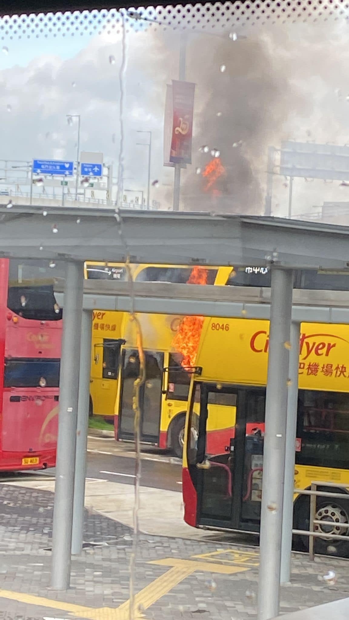 大嶼山順行路港珠澳大橋香港口岸公共運輸交匯處，一輛雙層巴士上層位置起火。（網民上載圖片至facebook群組「香港突發事故報料區」）