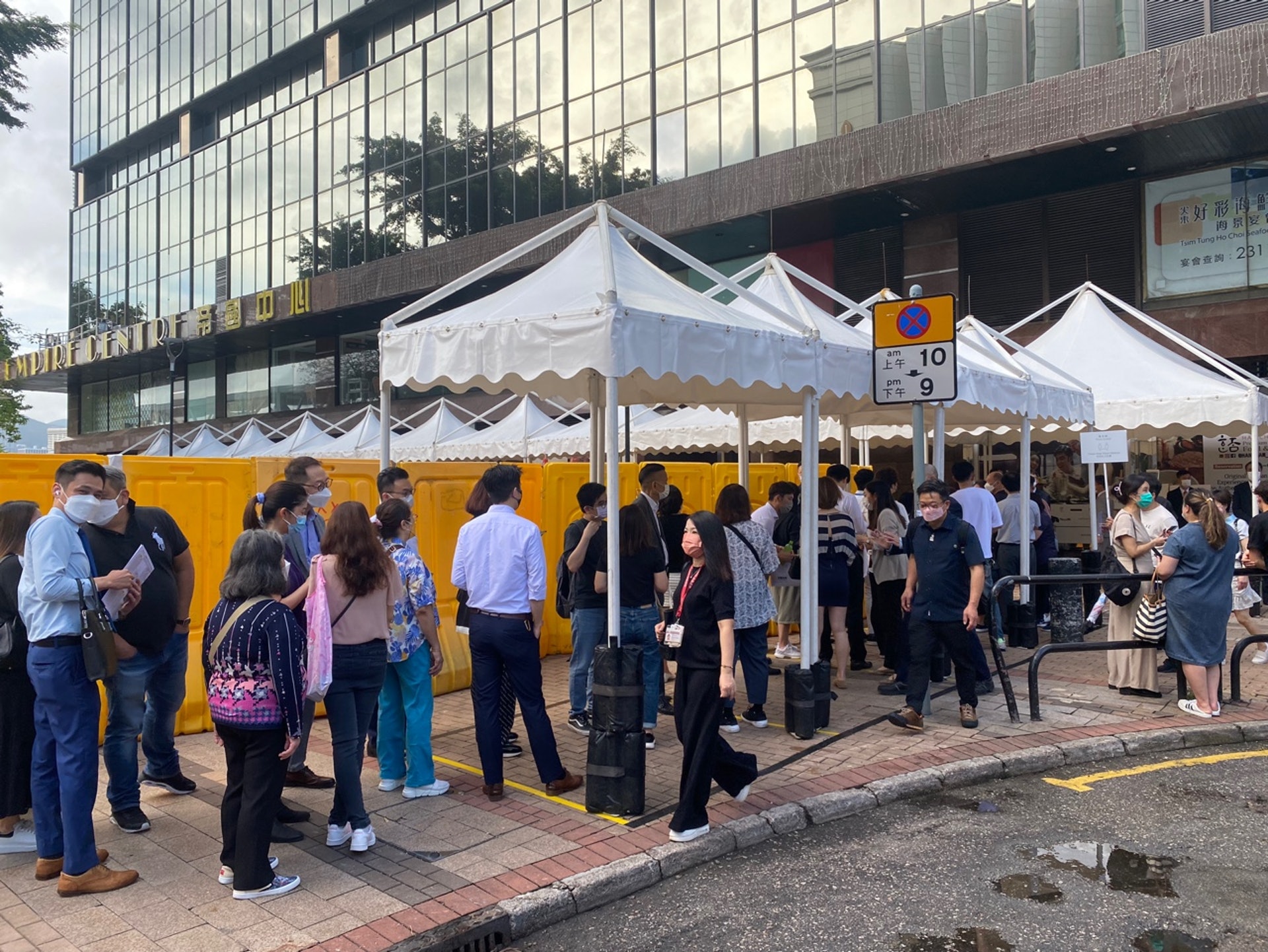 人龍由尖沙咀中心售樓處,一路沿麼地道花園伸延至海景嘉福酒店停車場入口。(陳芷晴攝) 人龍由尖沙咀中心售樓處,一路沿麼地道花園伸延至海景嘉福酒店停車場入口。(陳芷晴攝)