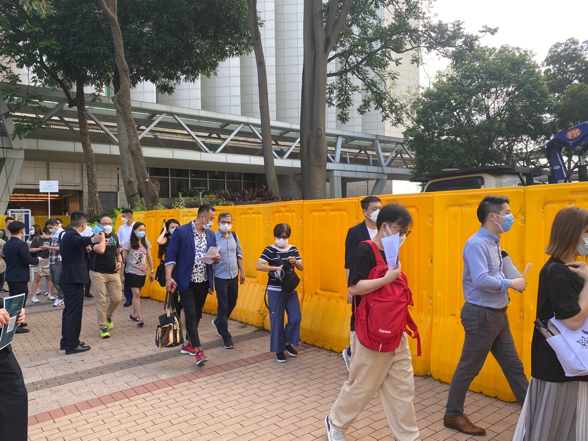 人龍由尖沙咀中心售樓處,一路沿麼地道花園伸延至海景嘉福酒店停車場入口。(陳芷晴攝) 人龍由尖沙咀中心售樓處,一路沿麼地道花園伸延至海景嘉福酒店停車場入口。(陳芷晴攝)