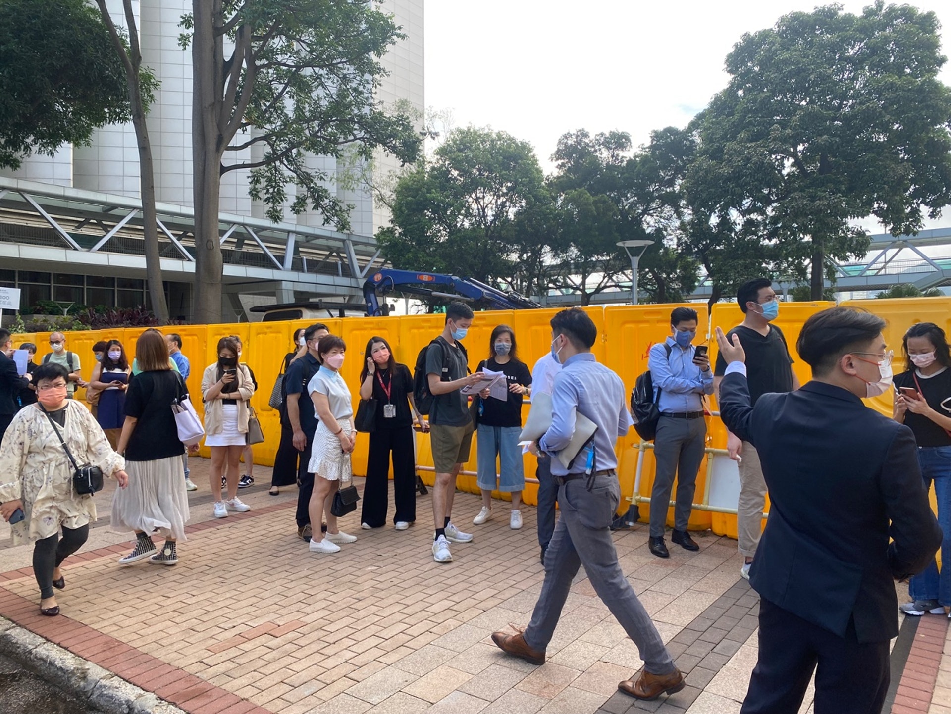 人龍由尖沙咀中心售樓處,一路沿麼地道花園伸延至海景嘉福酒店停車場入口。(陳芷晴攝) 人龍由尖沙咀中心售樓處,一路沿麼地道花園伸延至海景嘉福酒店停車場入口。(陳芷晴攝)