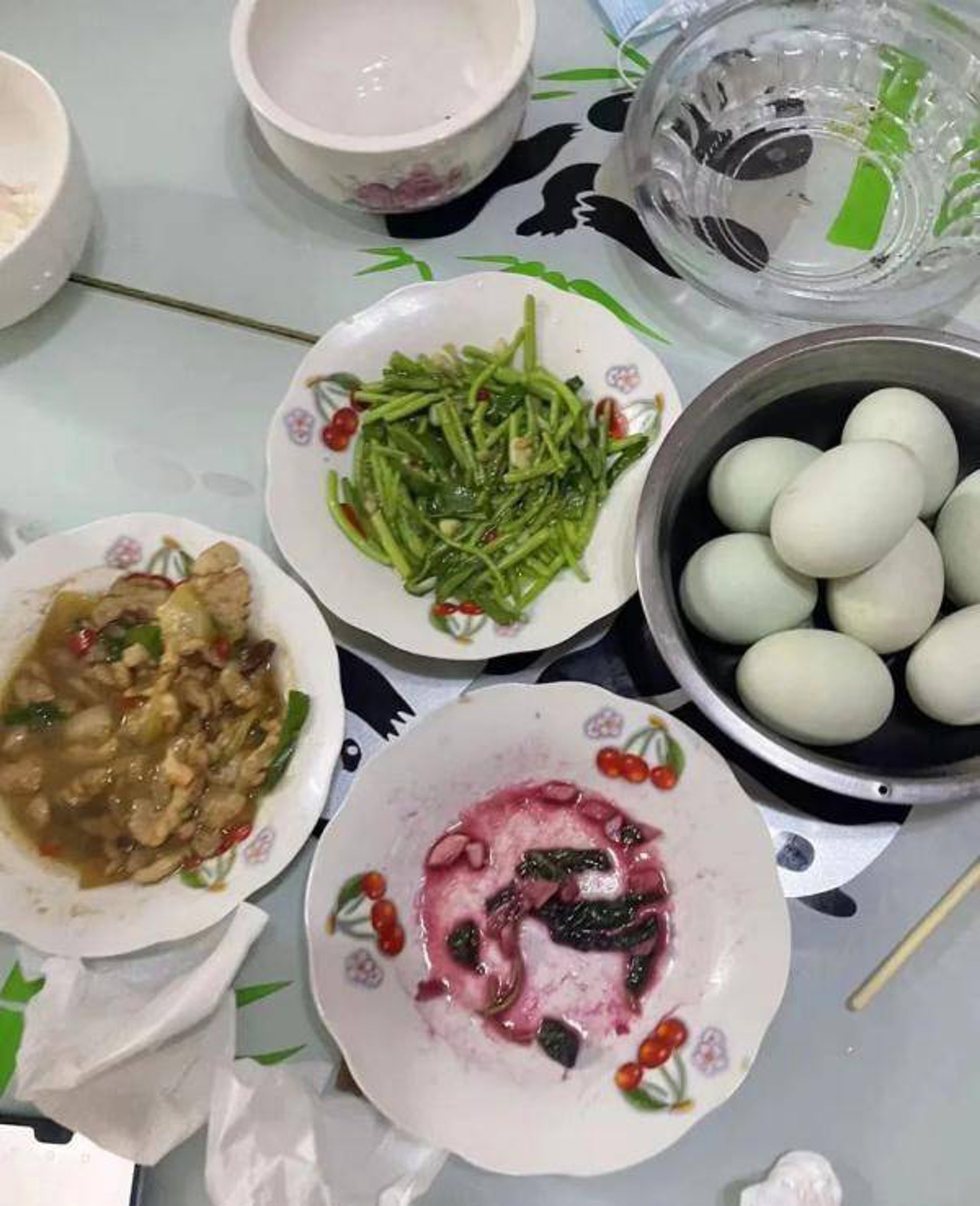 內地湖北省有一家人吃了80歲母親自己種的蔬菜後,多人感到不適嘔吐大作,須送院治療,其中1名女兒不幸身亡。(網上圖片) 內地湖北省有一家人吃了80歲母親自己種的蔬菜後,多人感到不適嘔吐大作,須送院治療,其中1名女兒不幸身亡。(網上圖片)