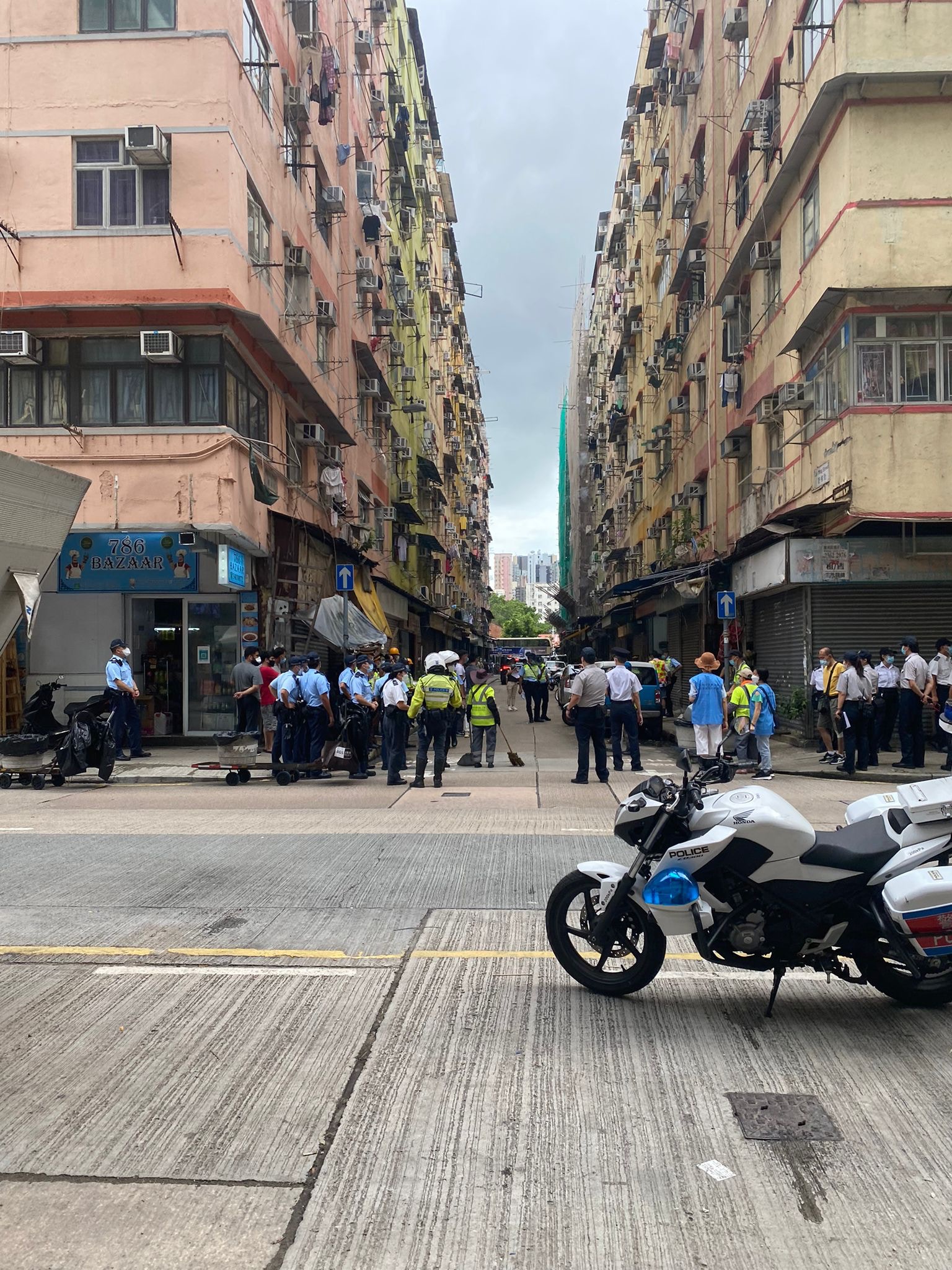 近日有逾百名警員到附近街道執法。（網上圖片）