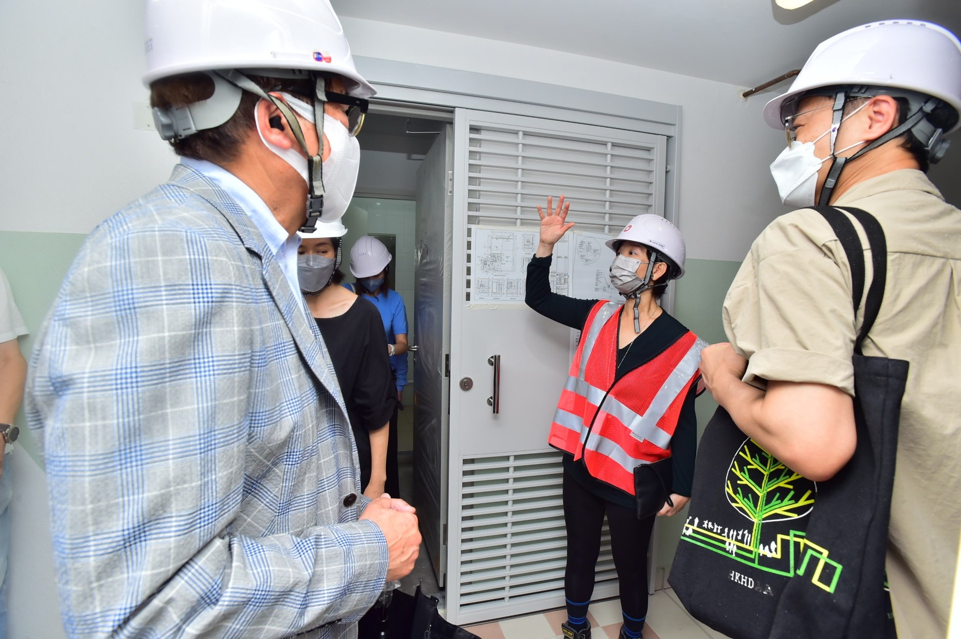 何永賢視察興建中的富蝶邨。(政府新聞處) 何永賢視察興建中的富蝶邨。(政府新聞處)
