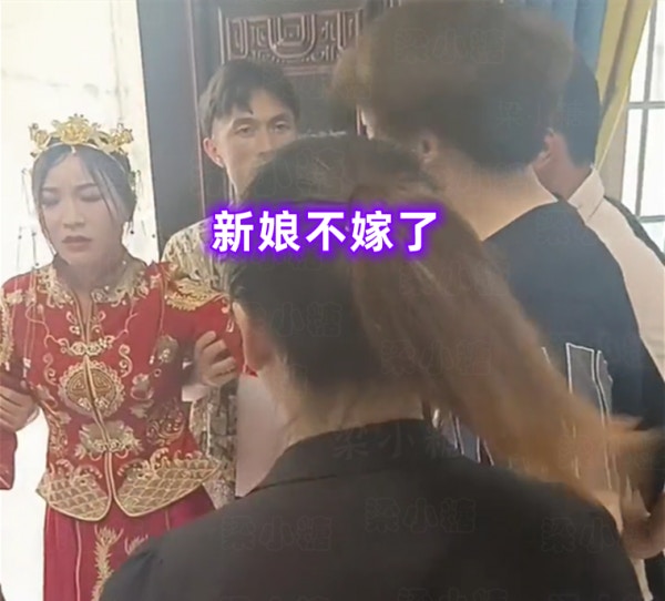 帥氣弟弟為了讓智障哥哥成功結婚，便代替哥哥與女子相親，讓女方誤以為結婚對象是他，結果到婚禮當日新娘才發現新郎竟是另有其人，當場嚇哭悔婚。（影片截圖）